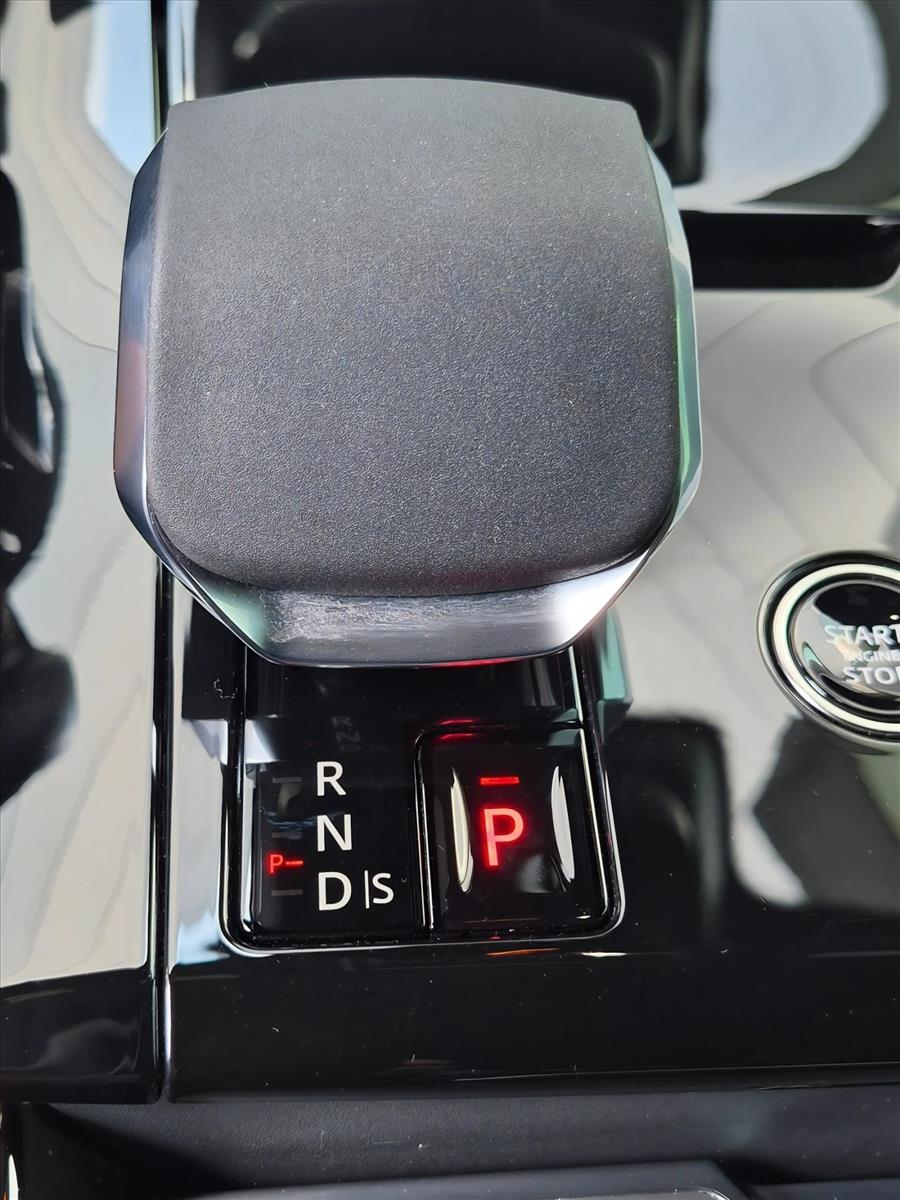 Used 2025 Fuji White Land Rover Dynamic SE image 12