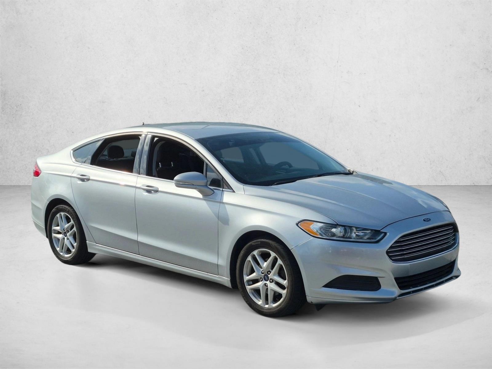 Used 2016 Ingot Silver Ford SE image 3