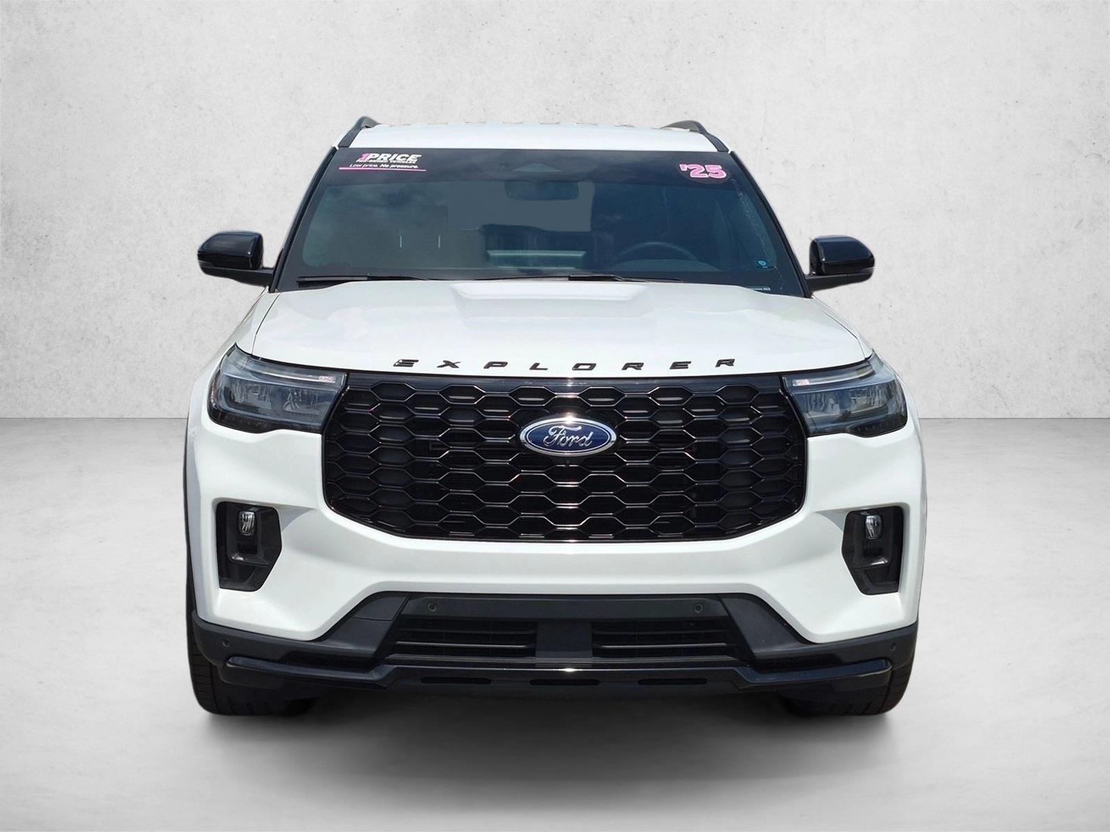 Used 2025 Star White Metallic Tri-Coat Ford ST-Line image 2