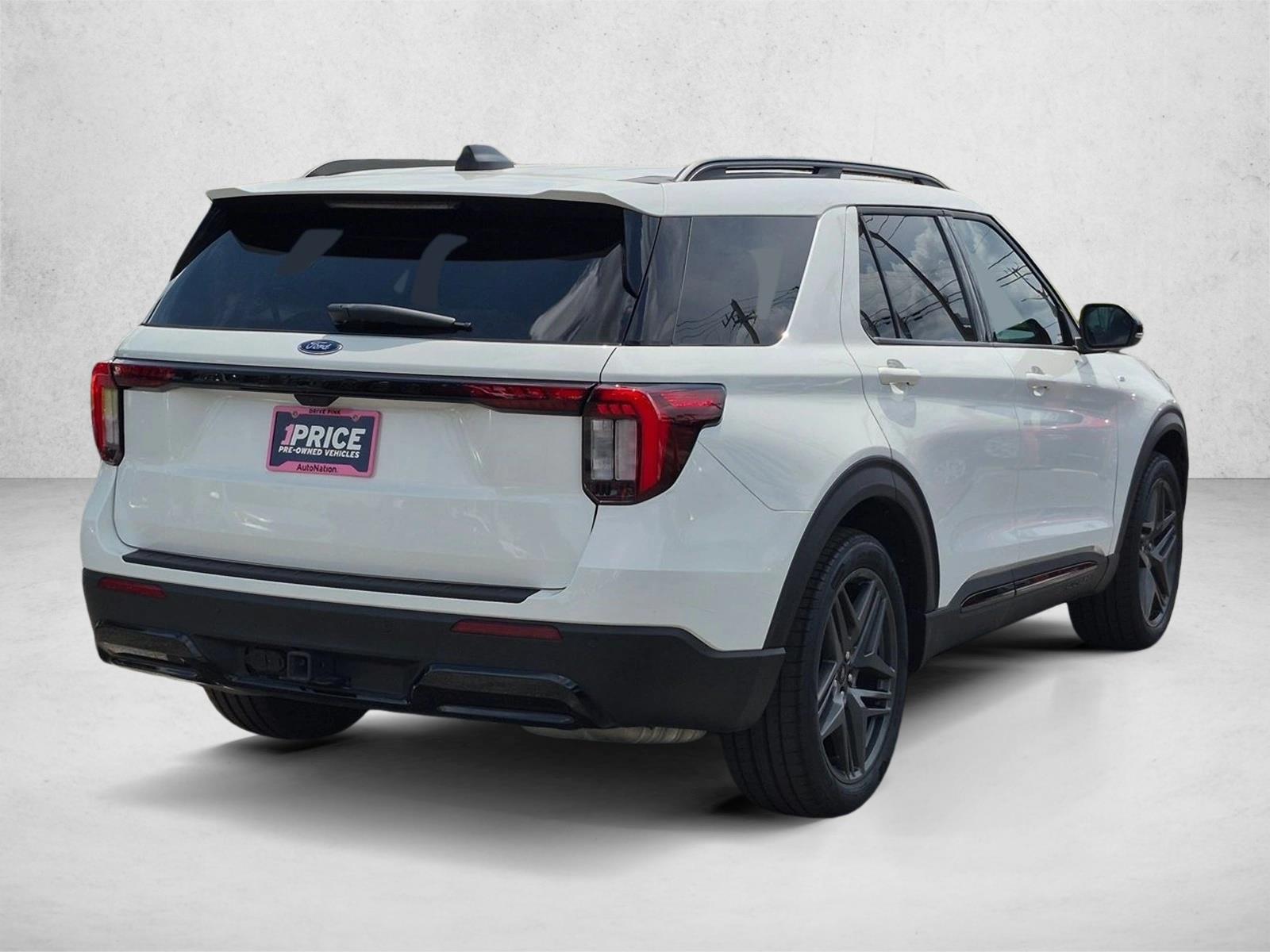 Used 2025 Star White Metallic Tri-Coat Ford ST-Line image 5