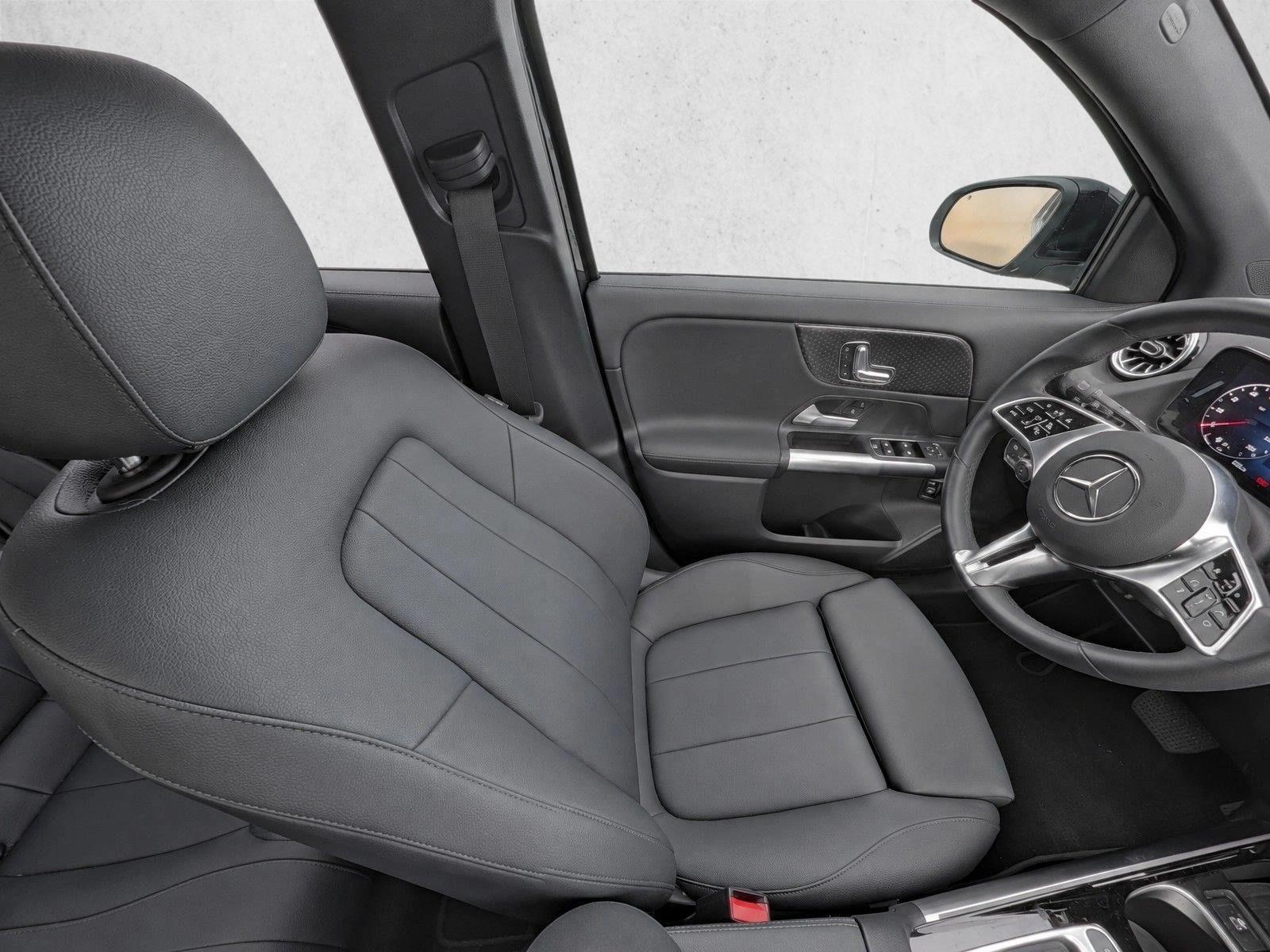 Used 2025 Night Black Mercedes-Benz GLA 250 image 21