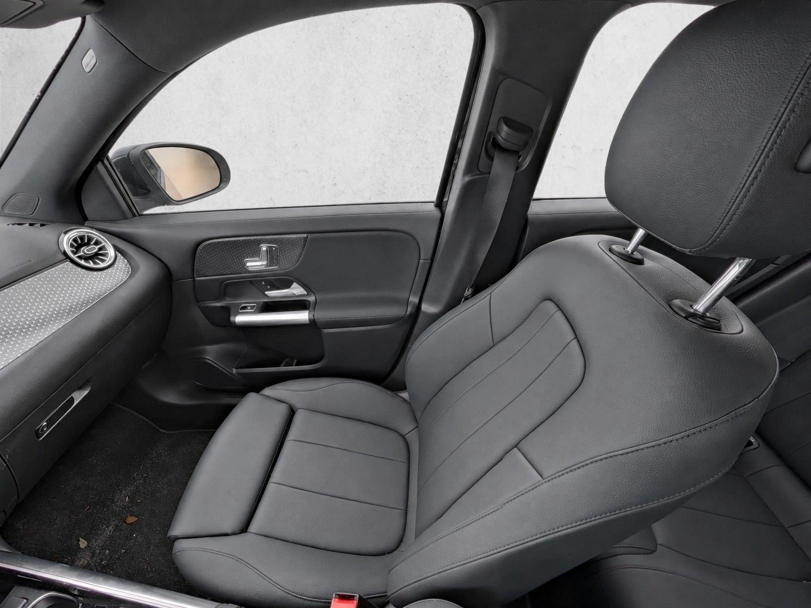 Used 2025 Night Black Mercedes-Benz GLA 250 image 25