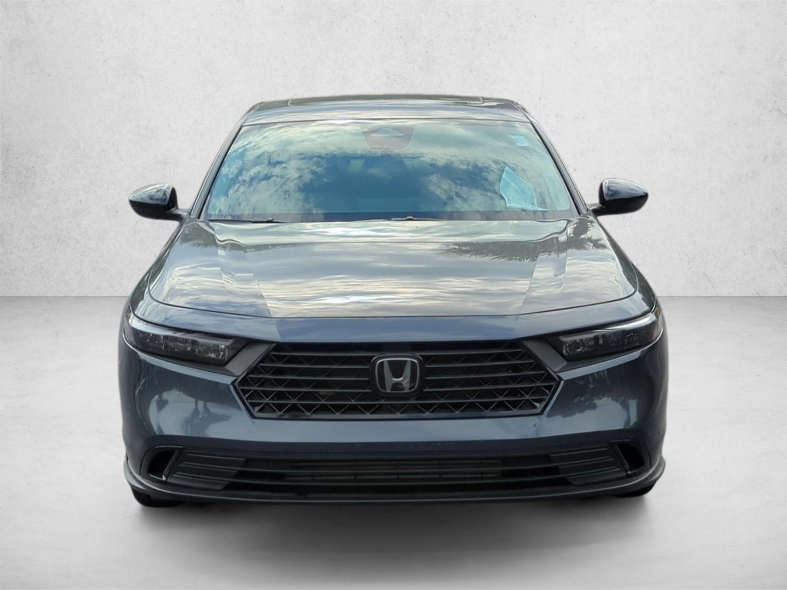 Used 2025 Meteorite Gray Met Honda SE image 2