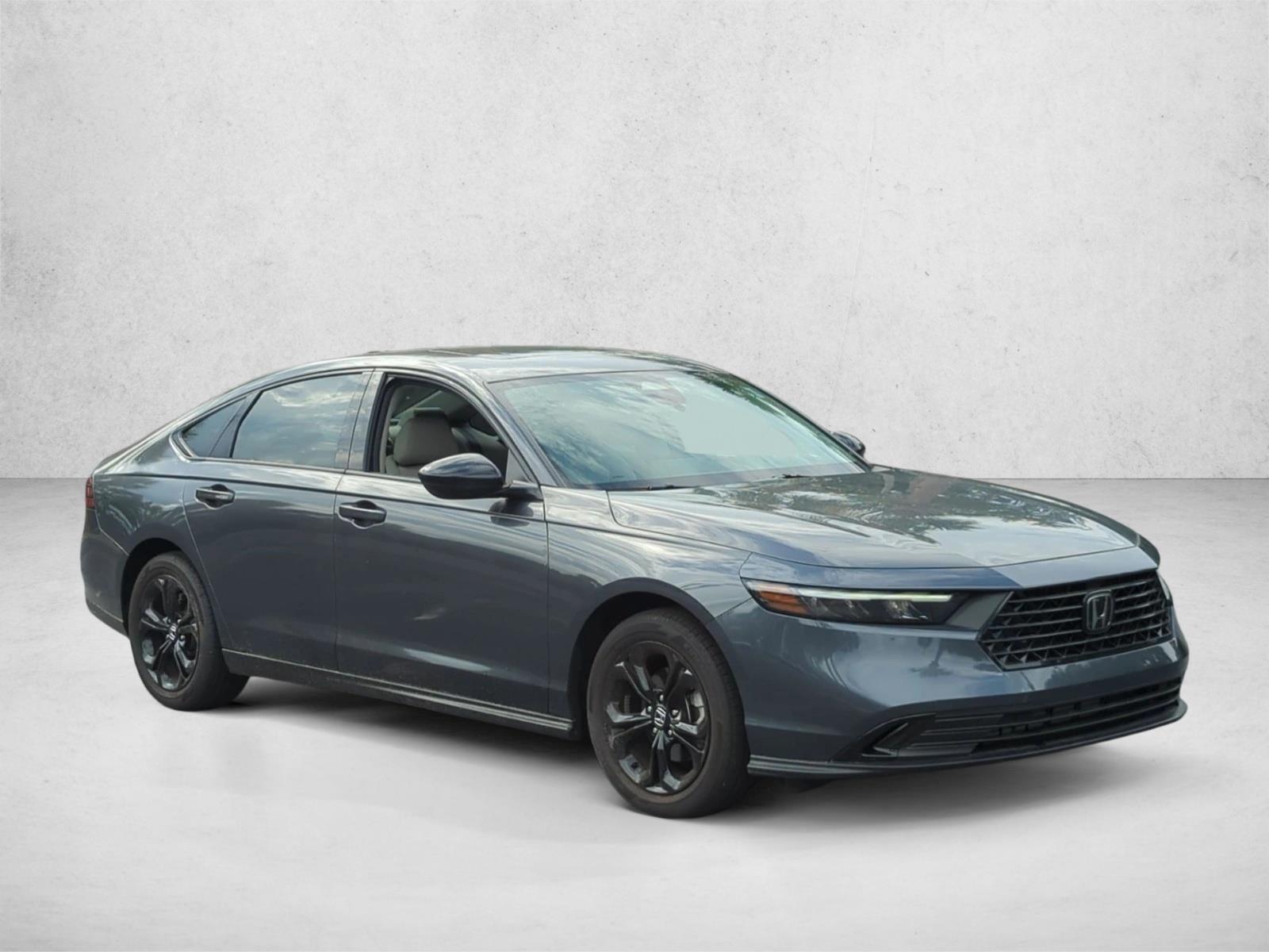 Used 2025 Meteorite Gray Met Honda SE image 3