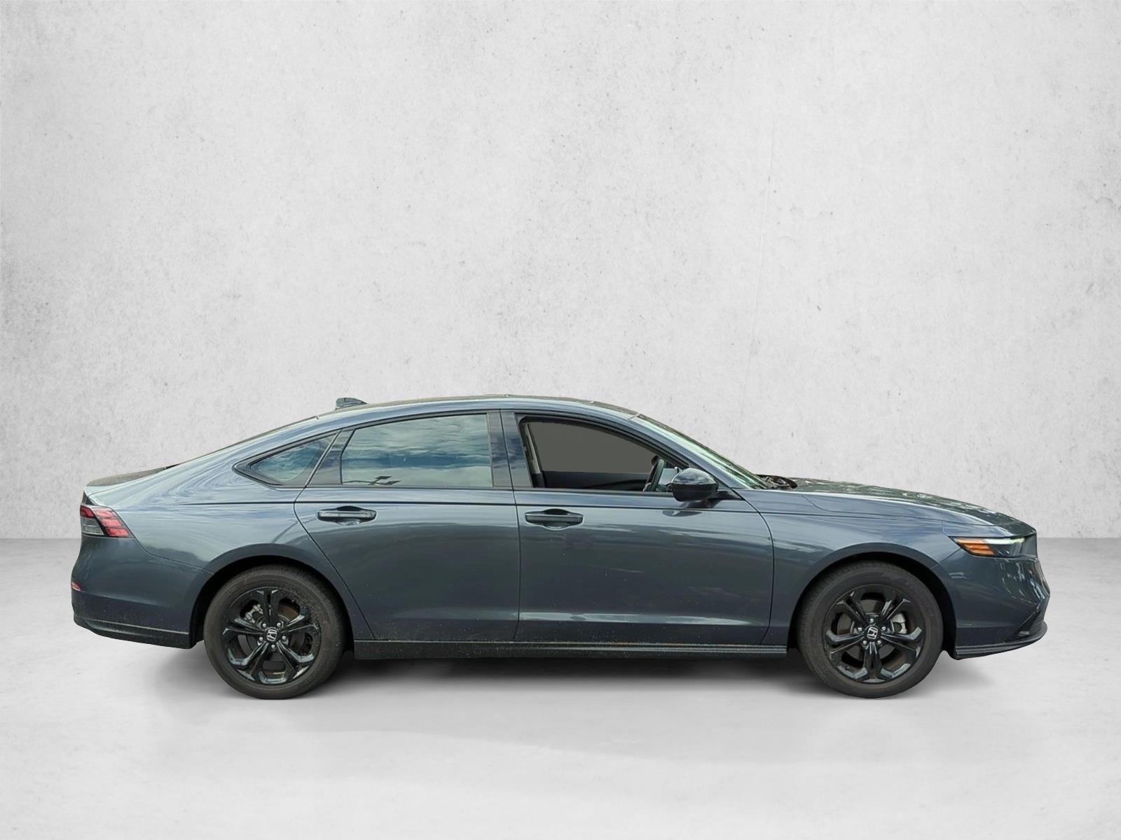 Used 2025 Meteorite Gray Met Honda SE image 4