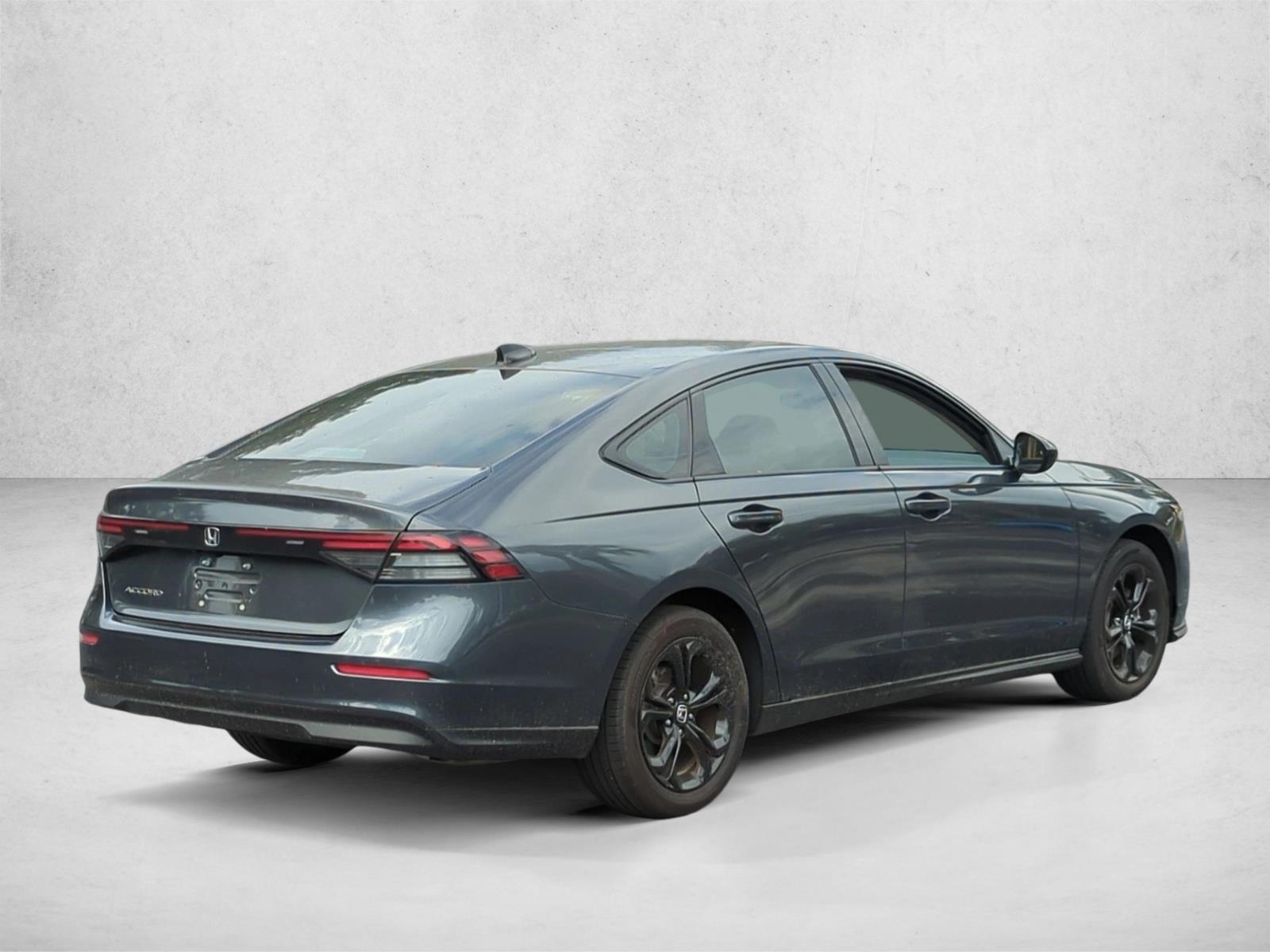 Used 2025 Meteorite Gray Met Honda SE image 5