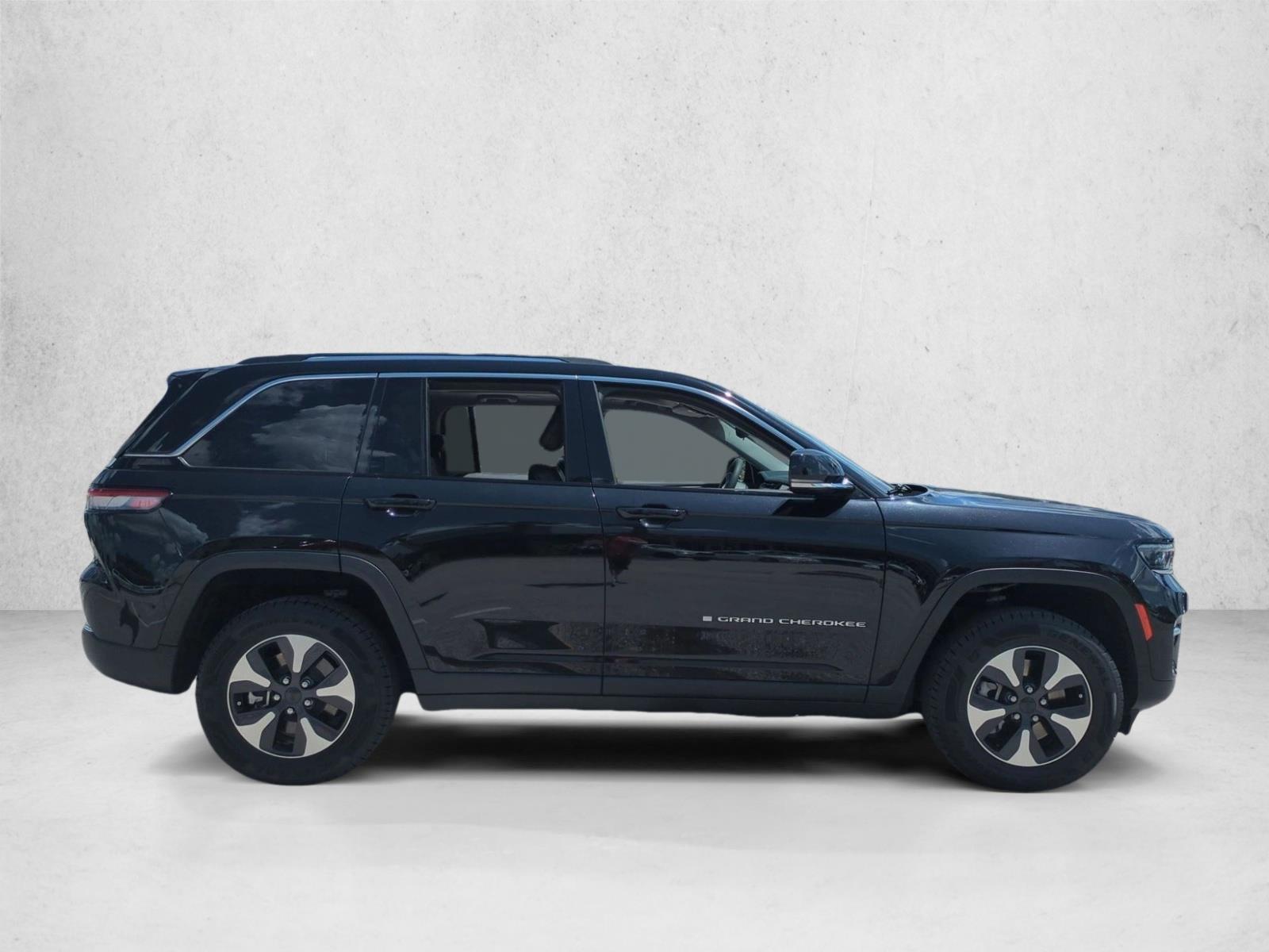 Used 2022 Diamond Black Crystal Pearlcoat Jeep  image 4