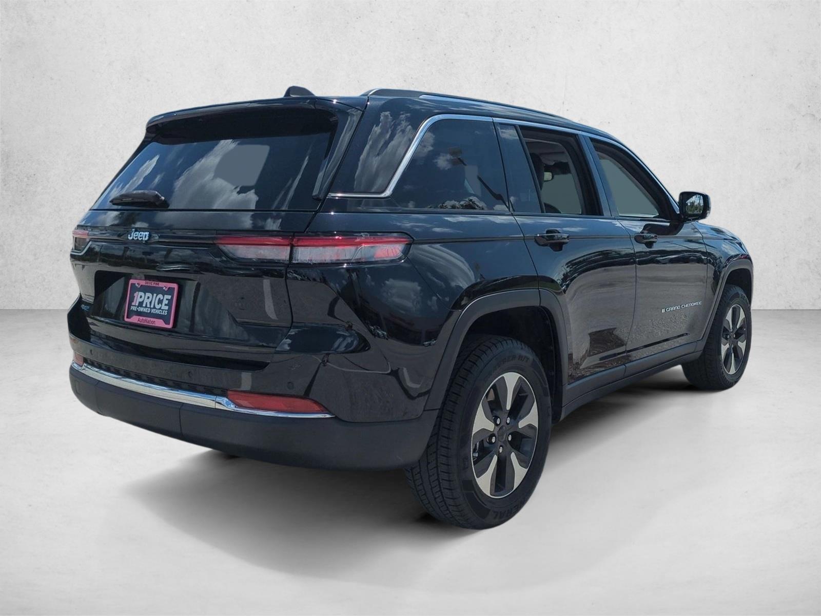 Used 2022 Diamond Black Crystal Pearlcoat Jeep  image 5