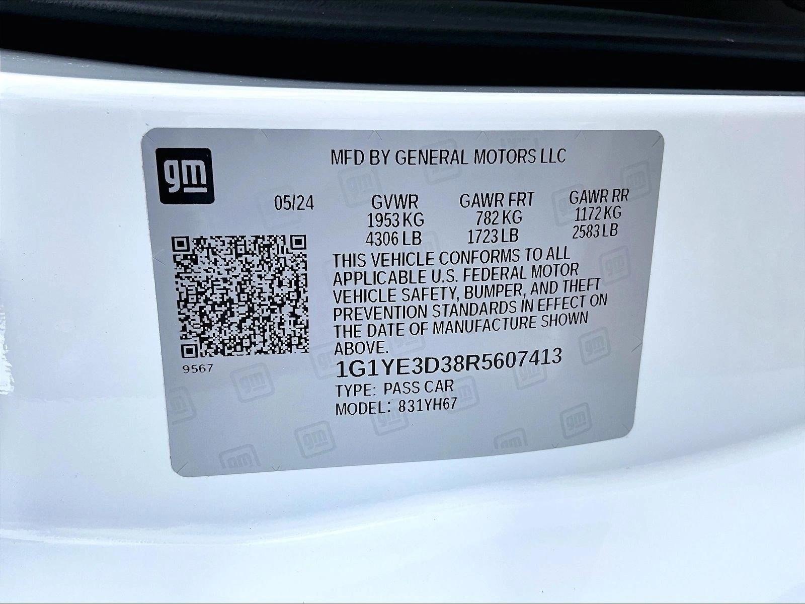 Used 2024 Arctic White Chevrolet 2LZ image 30