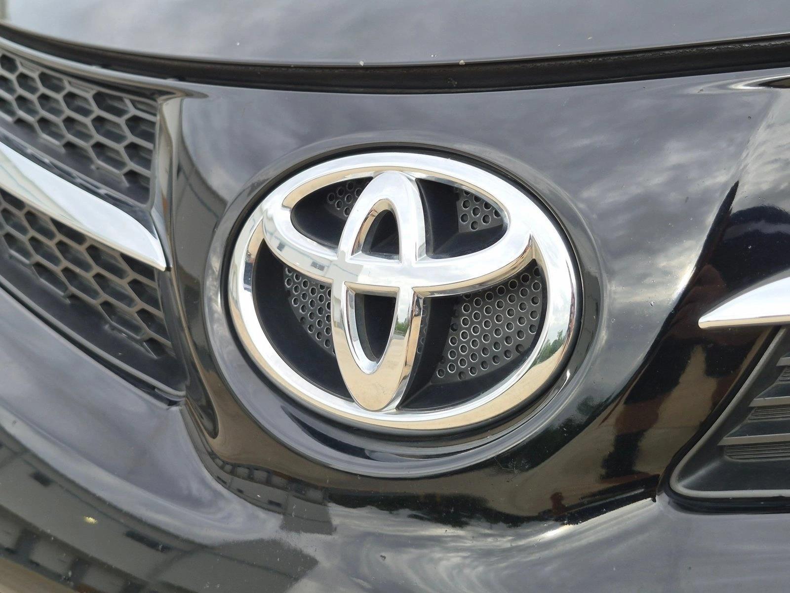 Used 2013 Black Toyota XLE image 13