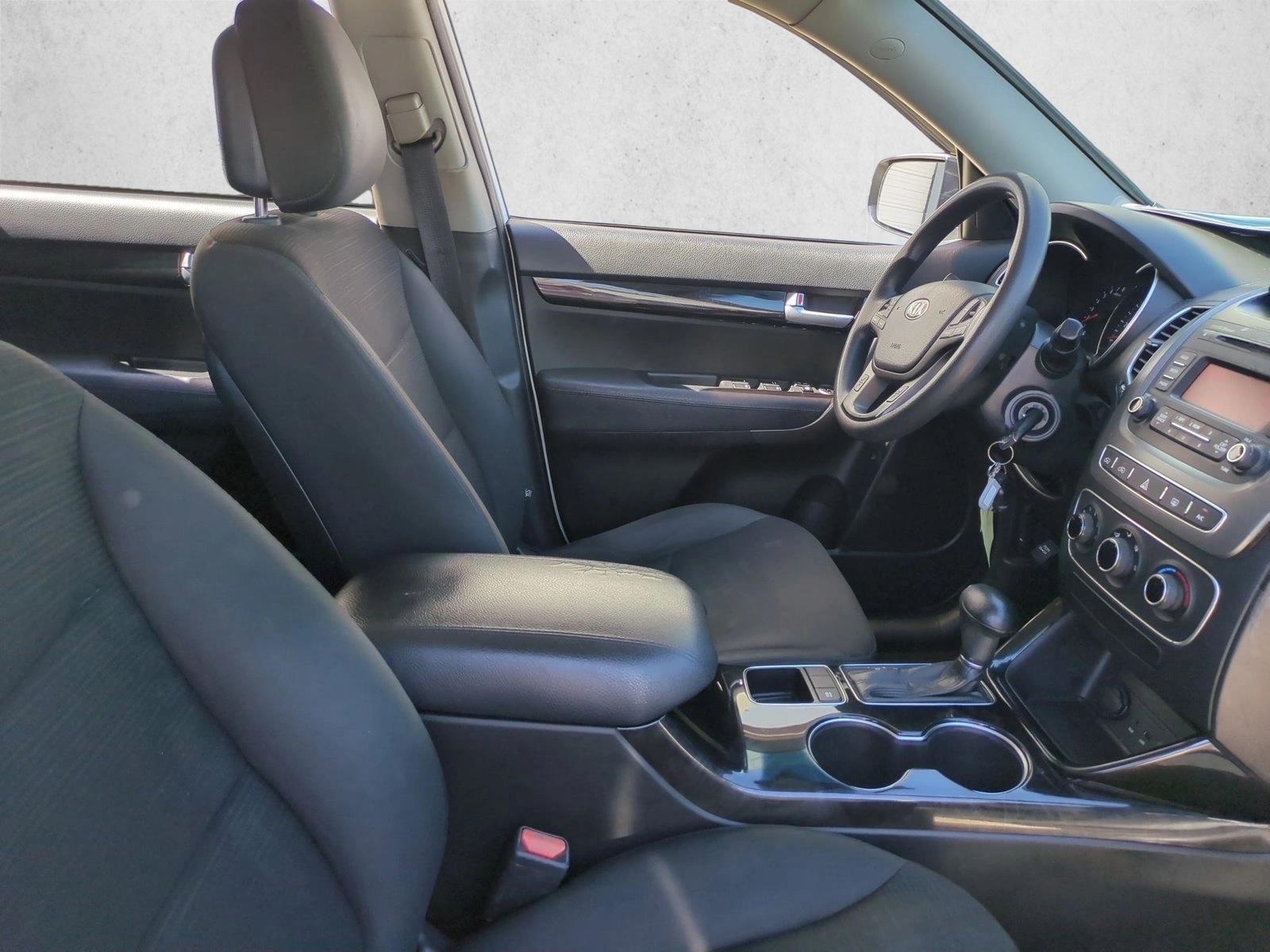 Used 2015 Snow White Pearl Kia LX image 18