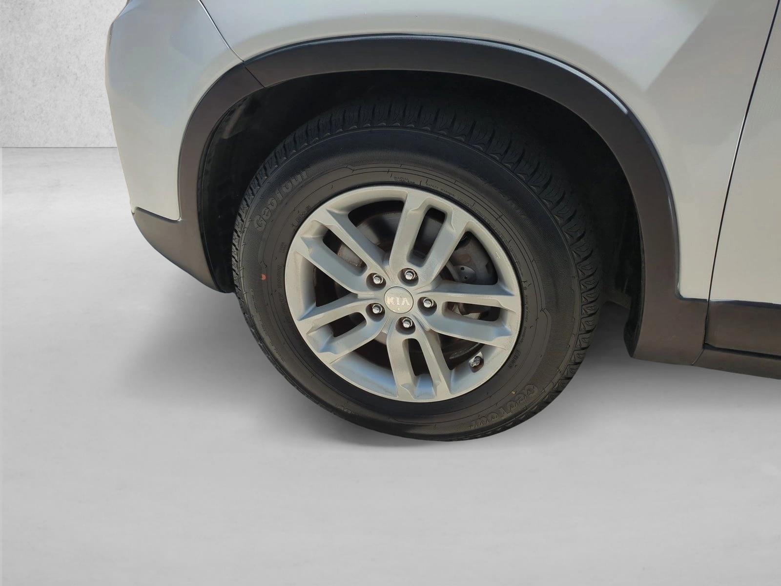 Used 2015 Snow White Pearl Kia LX image 21