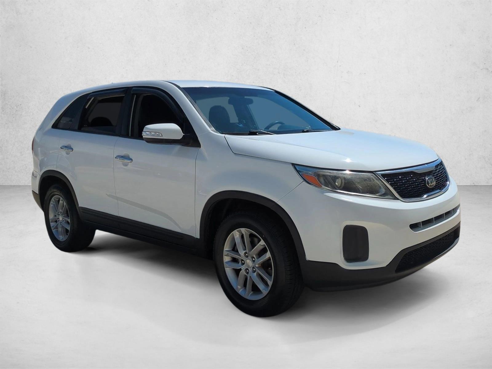 Used 2015 Snow White Pearl Kia LX image 3