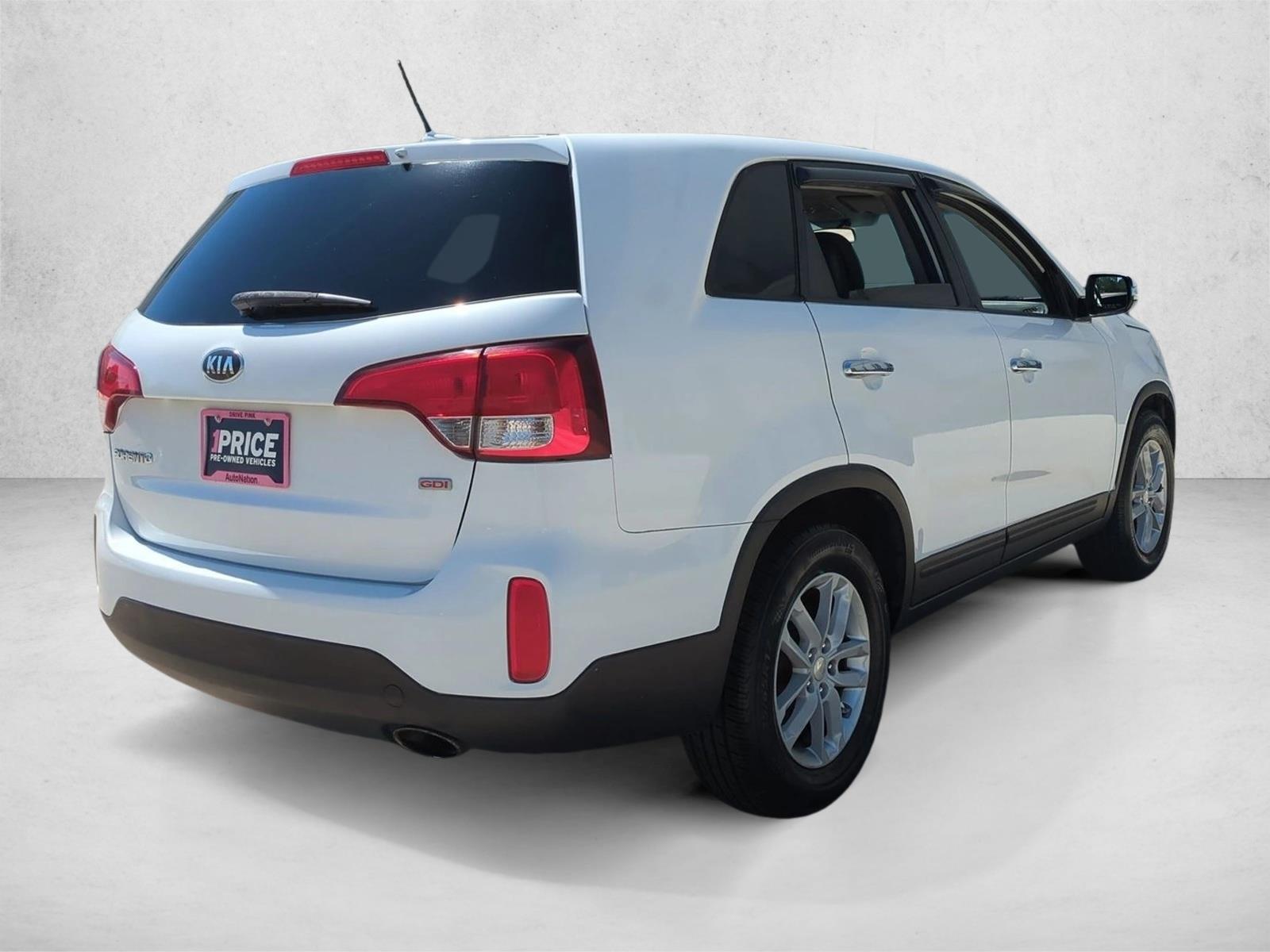 Used 2015 Snow White Pearl Kia LX image 5