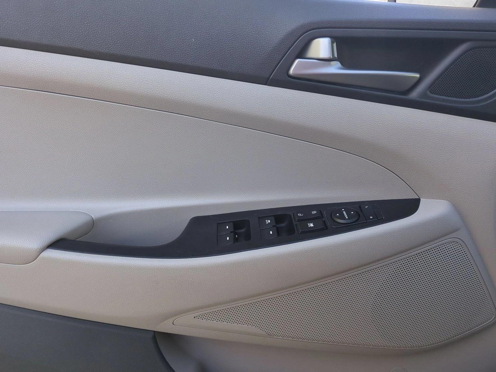Used 2017 Molten Silver Hyundai SE image 11