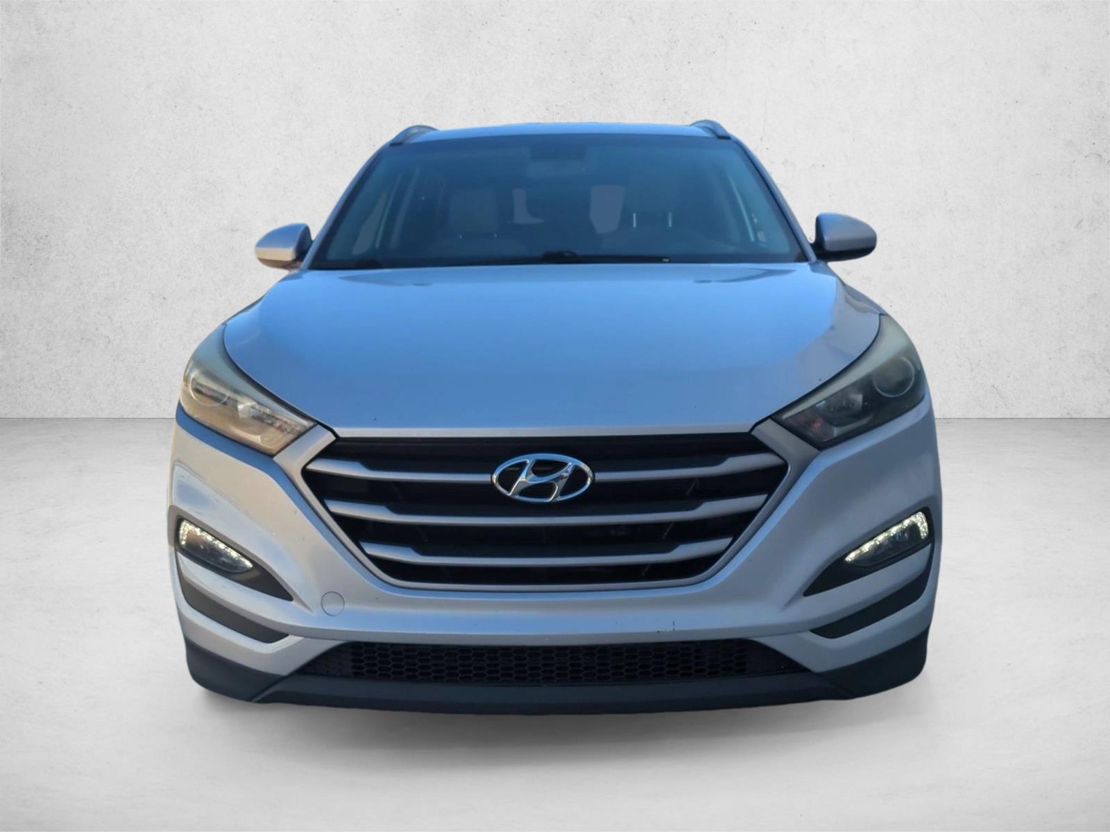 Used 2017 Molten Silver Hyundai SE image 2
