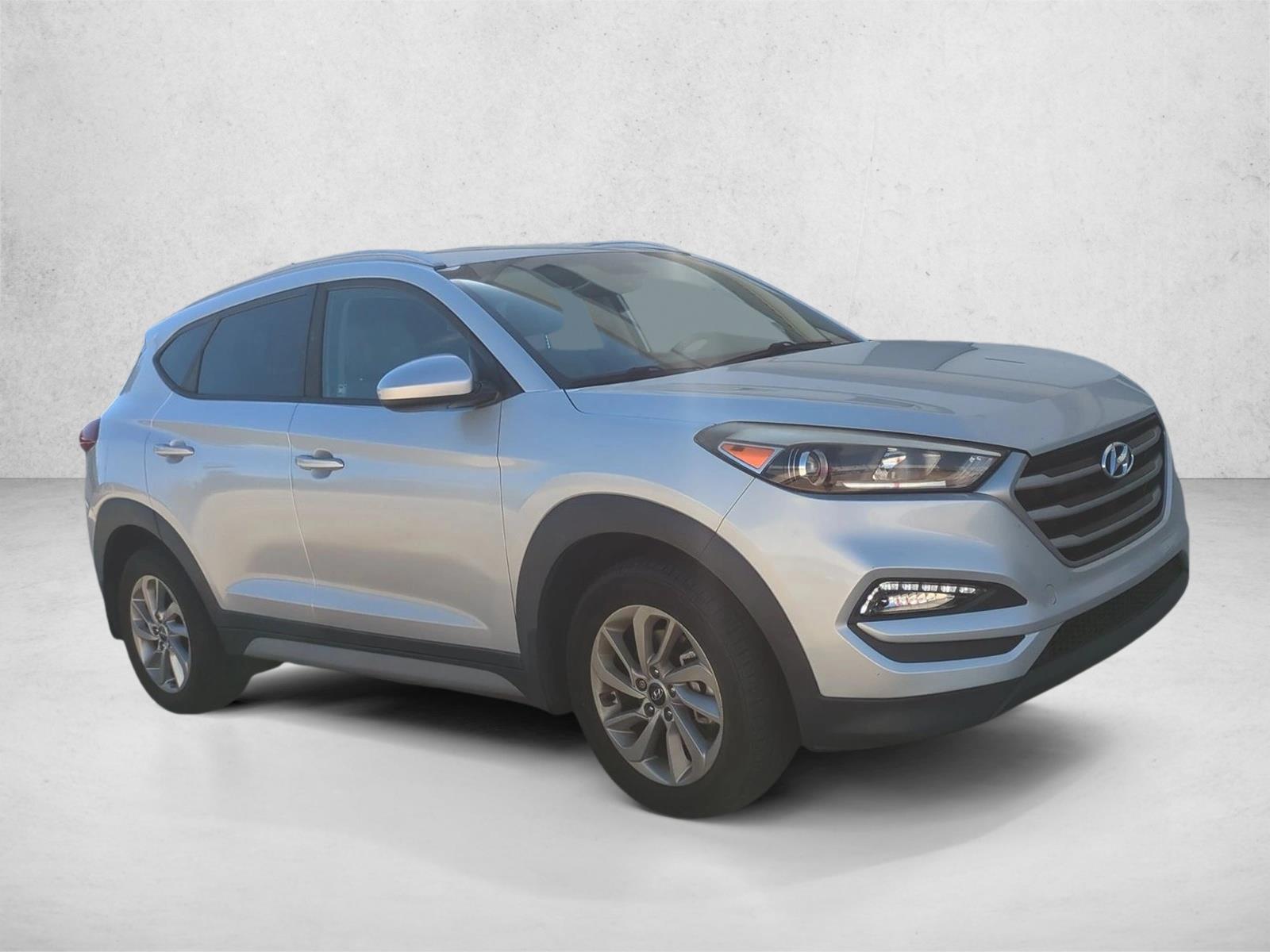 Used 2017 Molten Silver Hyundai SE image 3