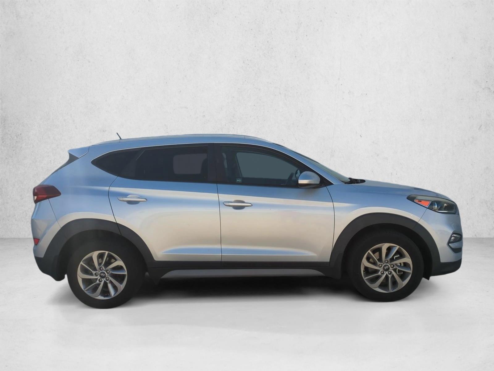 Used 2017 Molten Silver Hyundai SE image 4