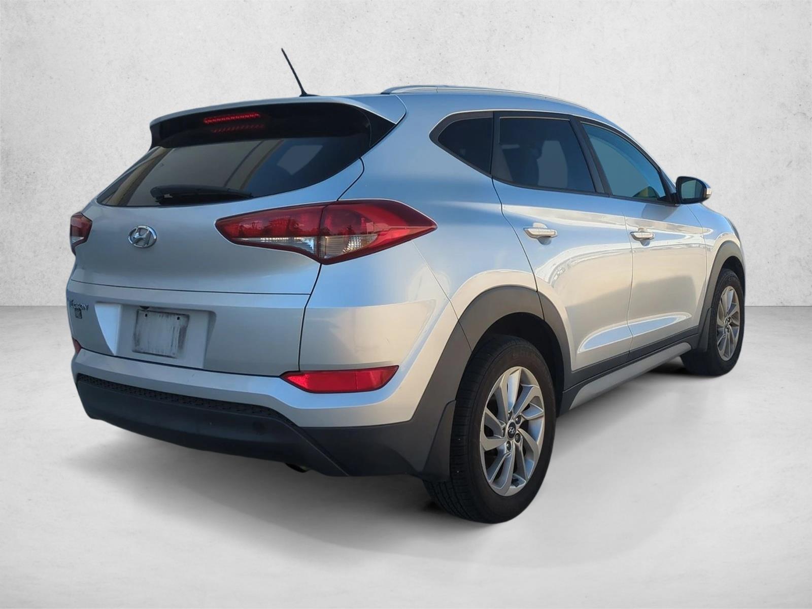 Used 2017 Molten Silver Hyundai SE image 5