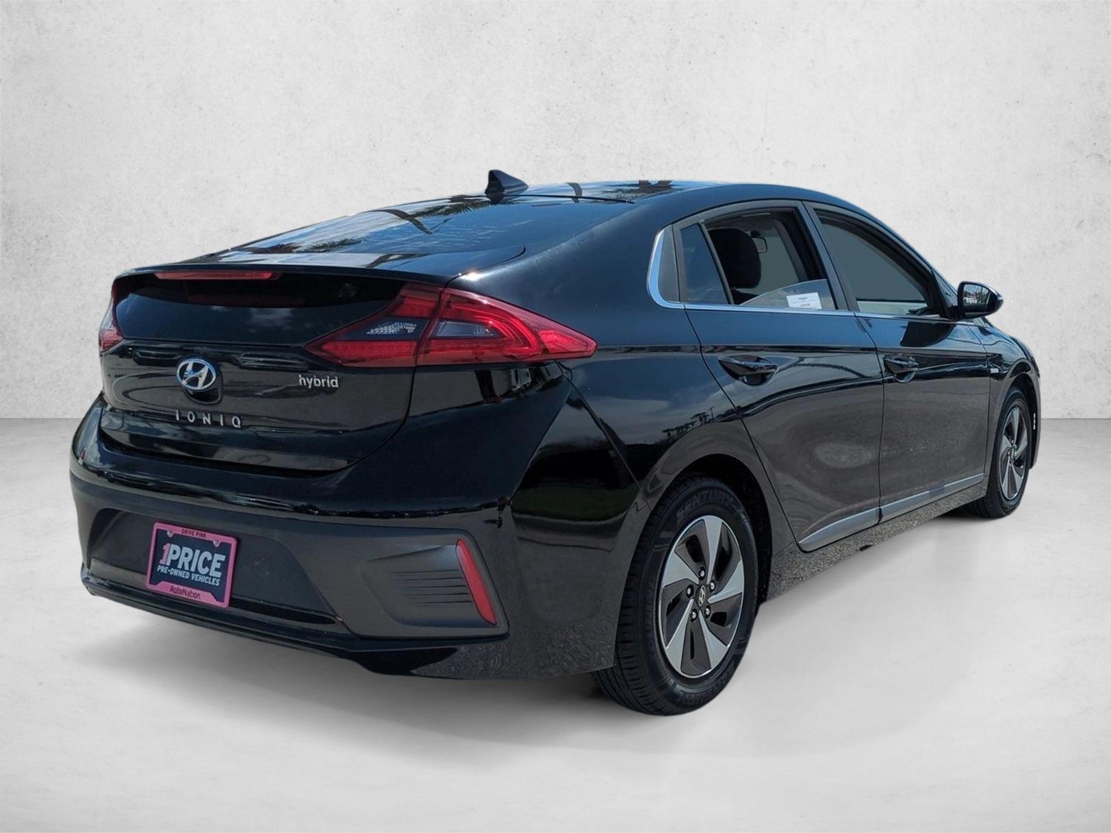 Used 2017 Black Noir Pearl Hyundai SEL image 5
