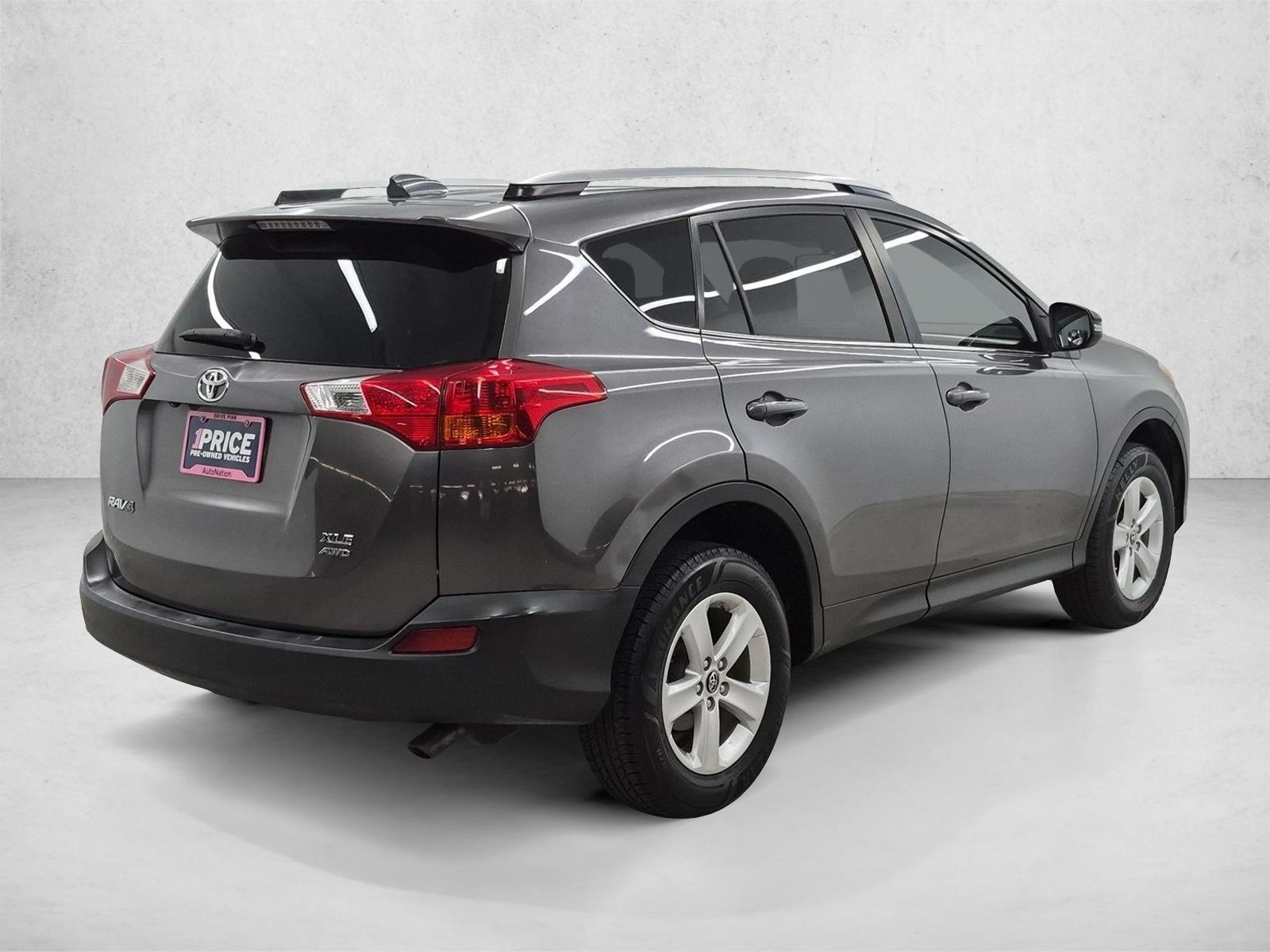 Used 2013 Magnetic Gray Metallic Toyota XLE image 5