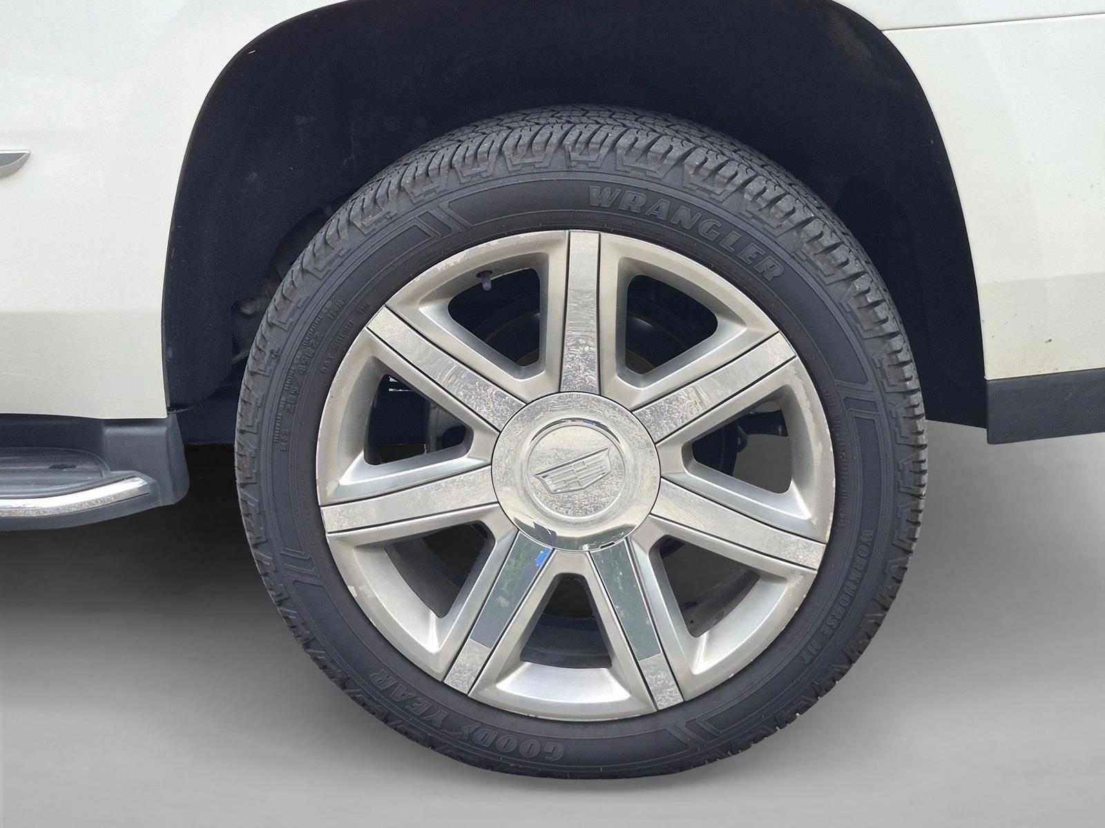Used 2018 Crystal White Tricoat Cadillac Luxury image 6