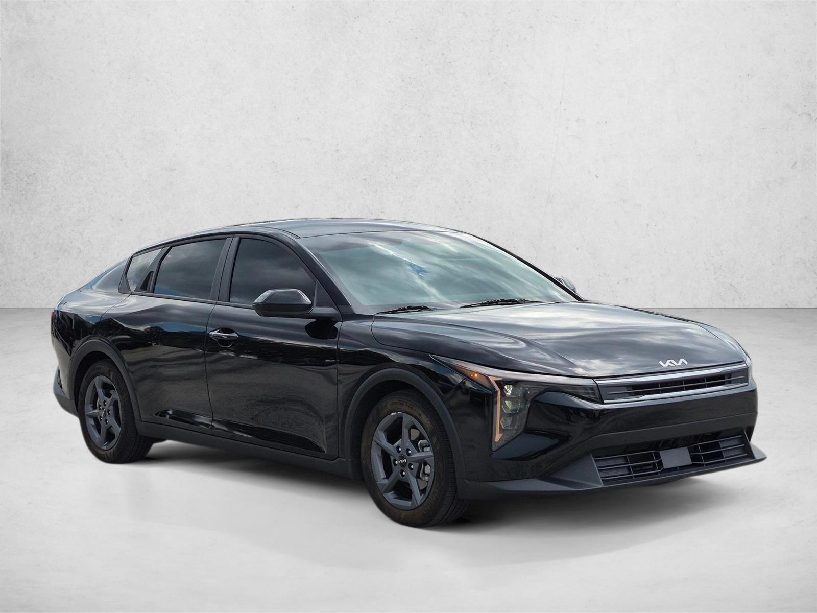 Used 2025 Aurora Black Pearl Kia LXS image 3