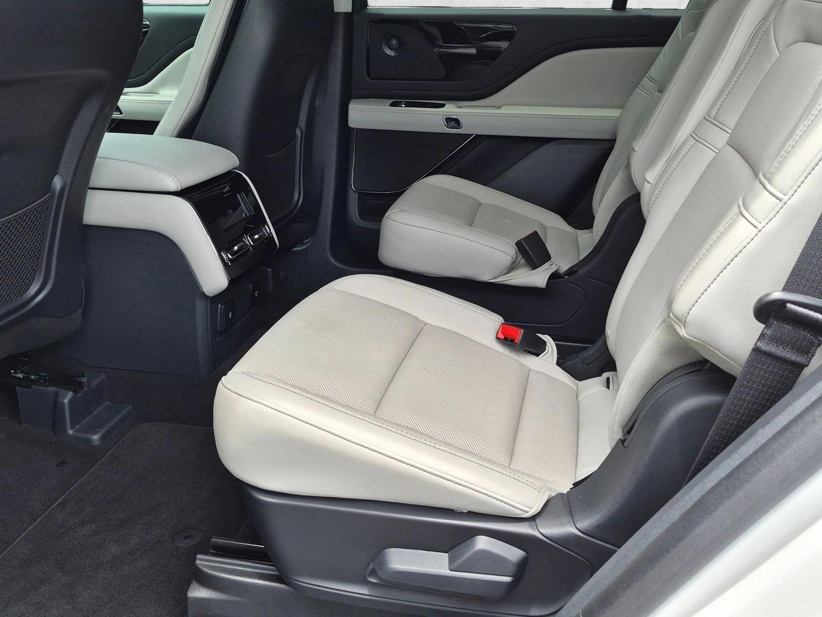 Used 2025 Pristine White Metallic Tri-Coat Lincoln Reserve image 18