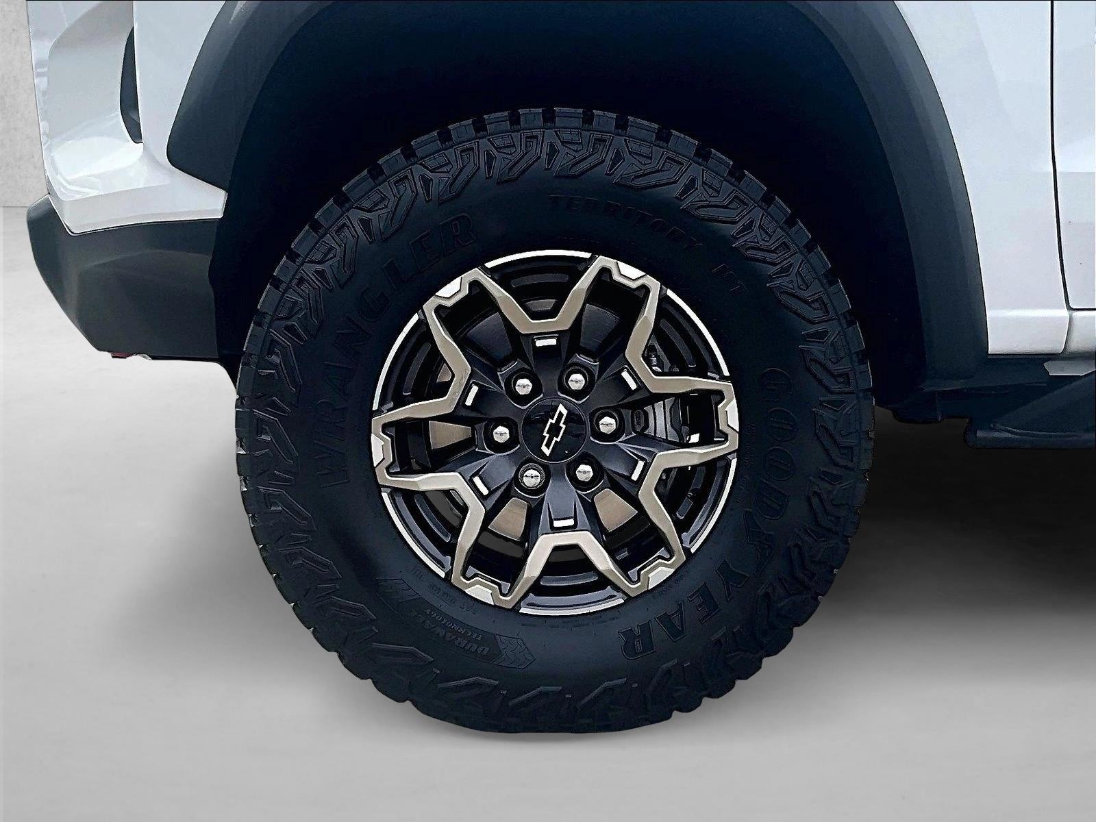 Used 2025 Summit White Chevrolet 4WD ZR2 image 10
