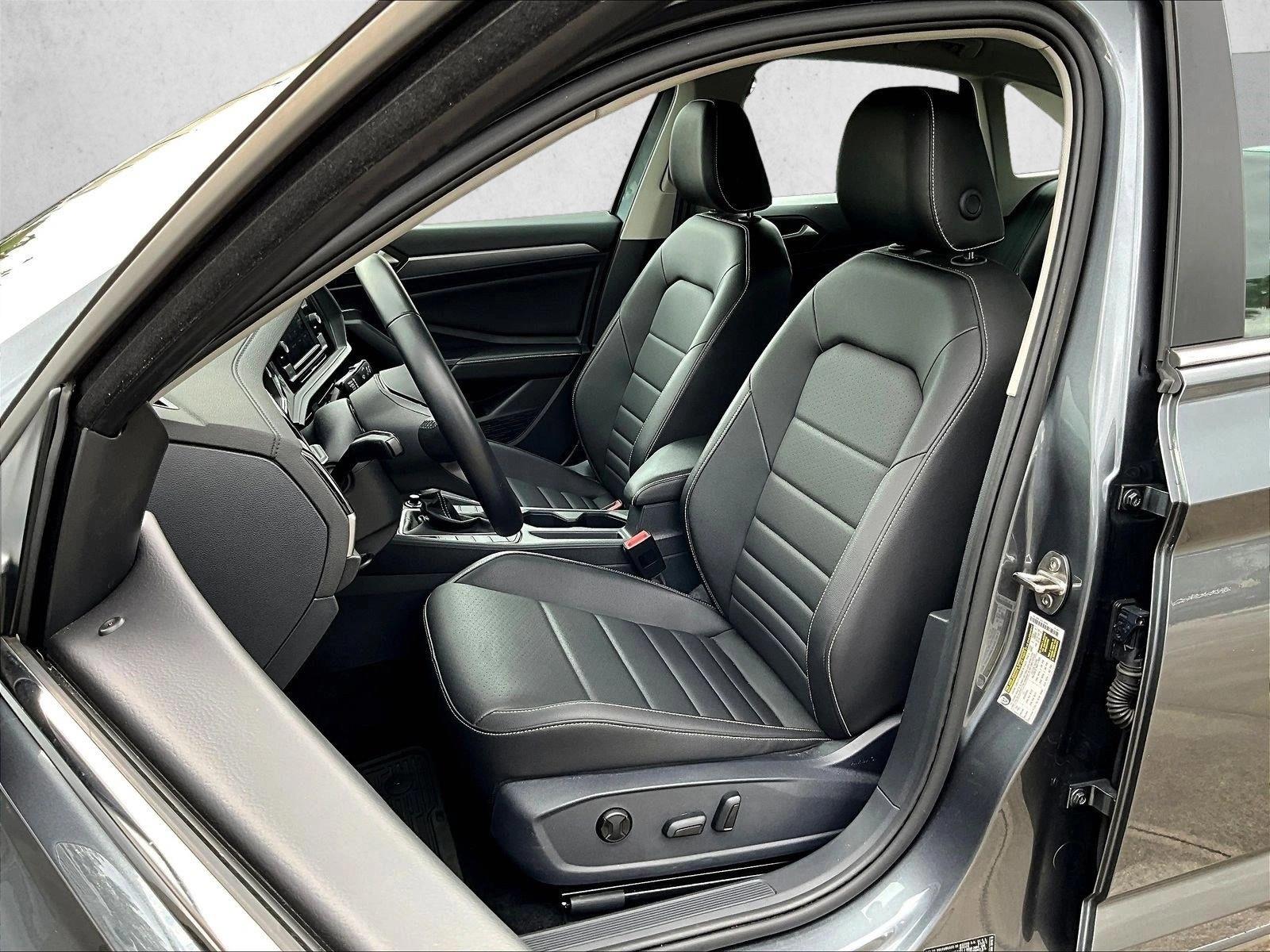 Used 2024 Silver/Gray Volkswagen SE image 27