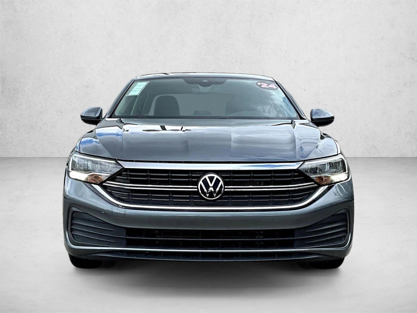 Used 2024 Silver/Gray Volkswagen SE image 3