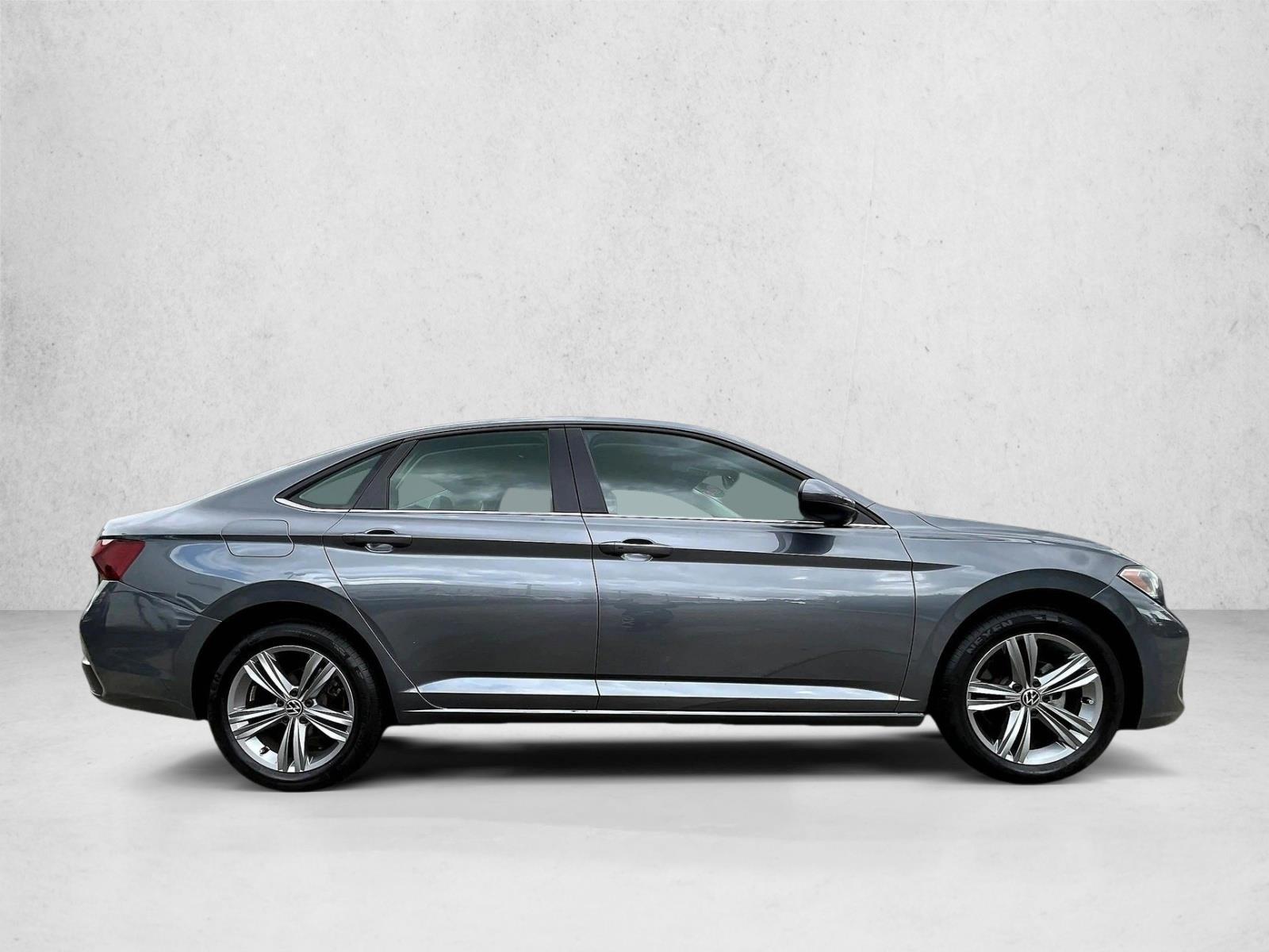 Used 2024 Silver/Gray Volkswagen SE image 5