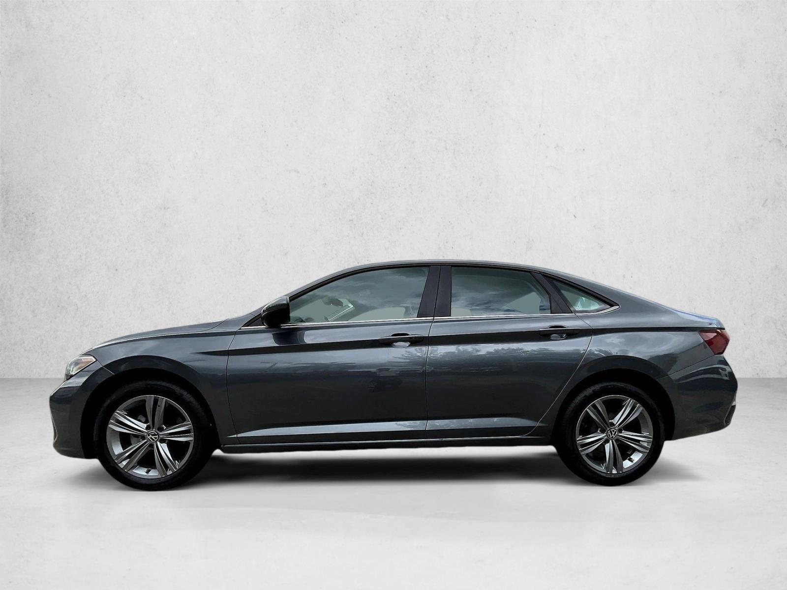 Used 2024 Silver/Gray Volkswagen SE image 6