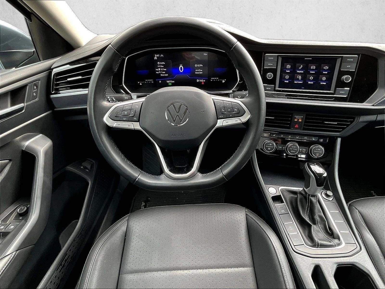 Used 2024 Silver/Gray Volkswagen SE image 7