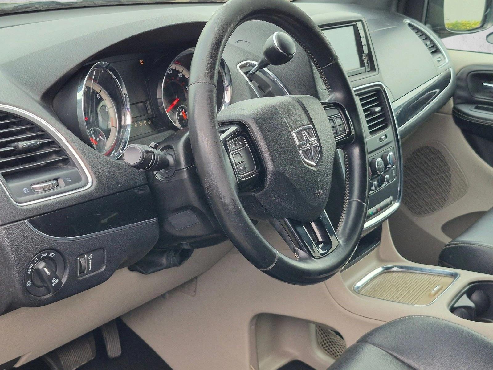 Used 2019 Black Onyx Crystal Pearlcoat Dodge SXT image 9