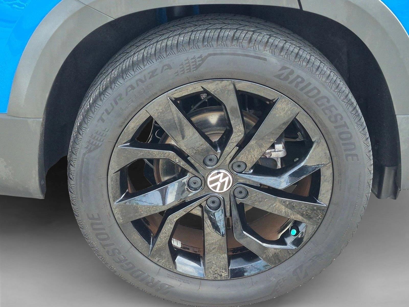 Used 2022 Blue Volkswagen SE image 19