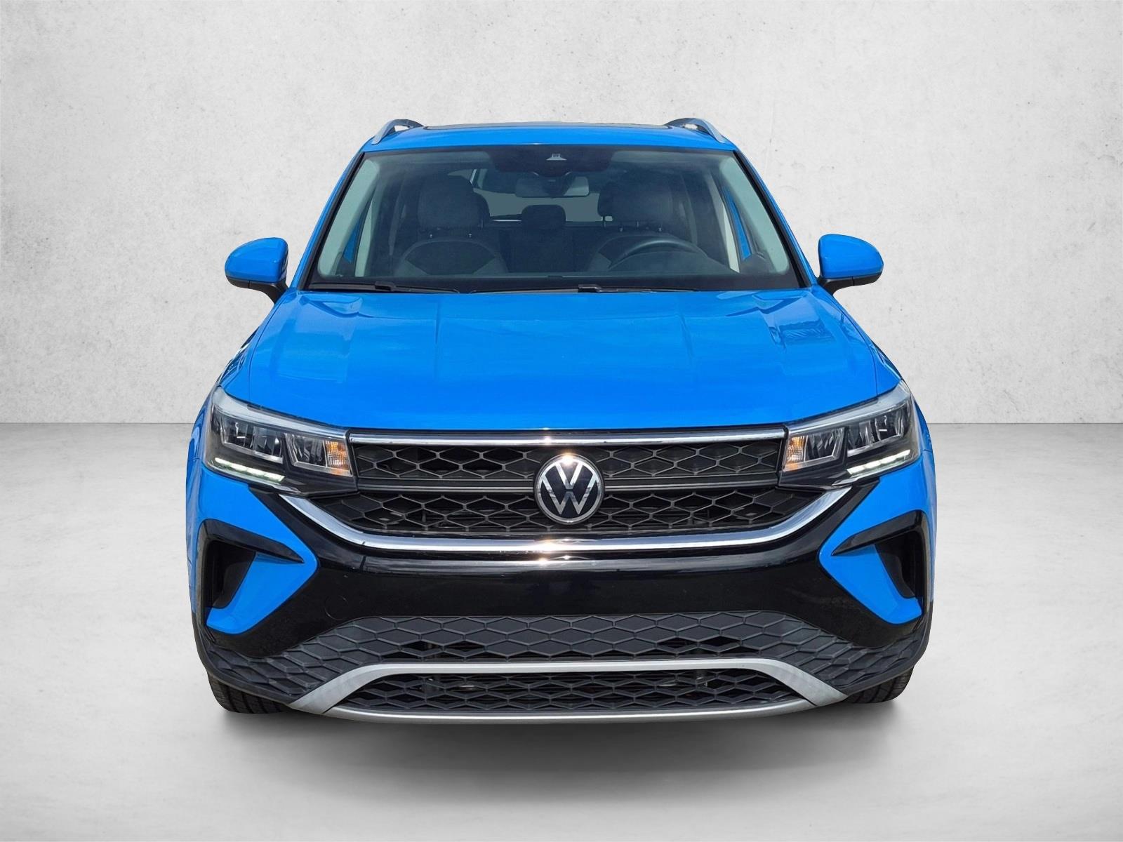Used 2022 Blue Volkswagen SE image 2