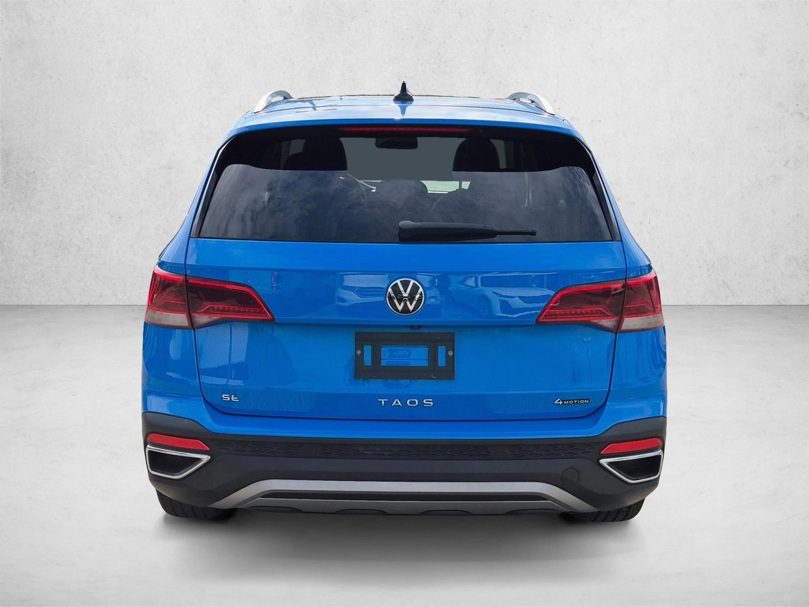 Used 2022 Blue Volkswagen SE image 6