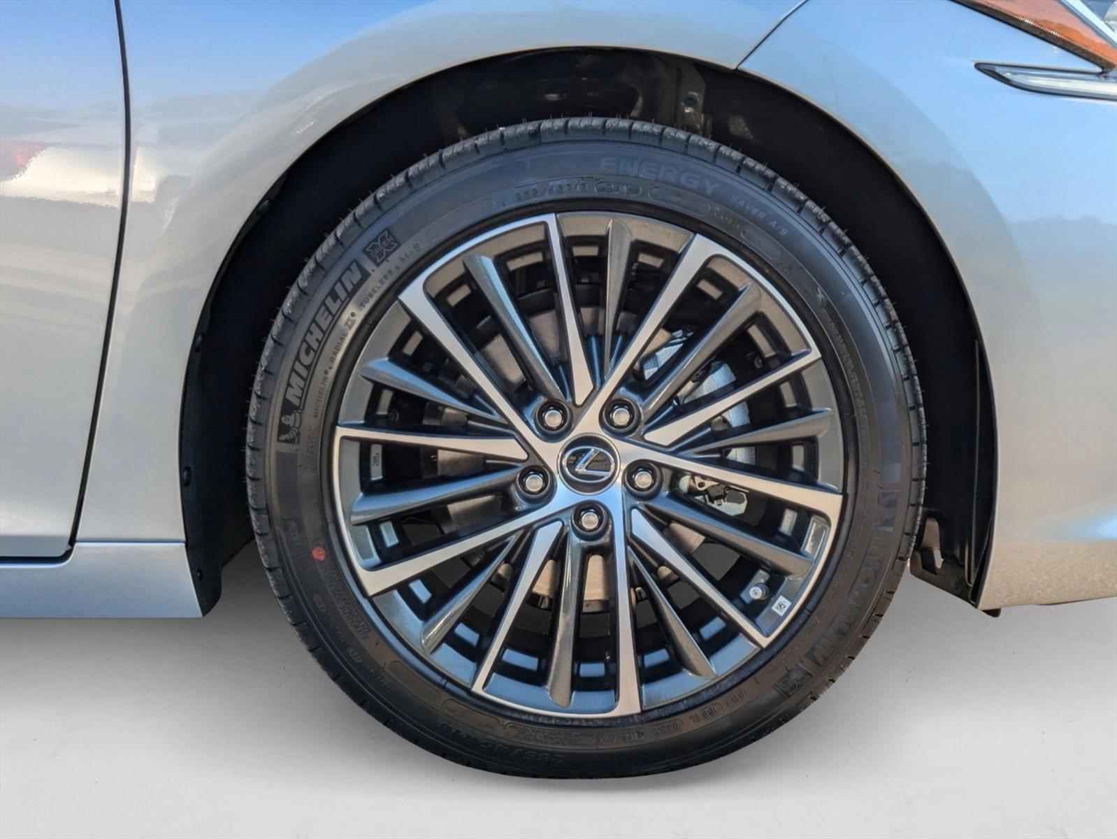 2025 Lexus ES 350 photo 9