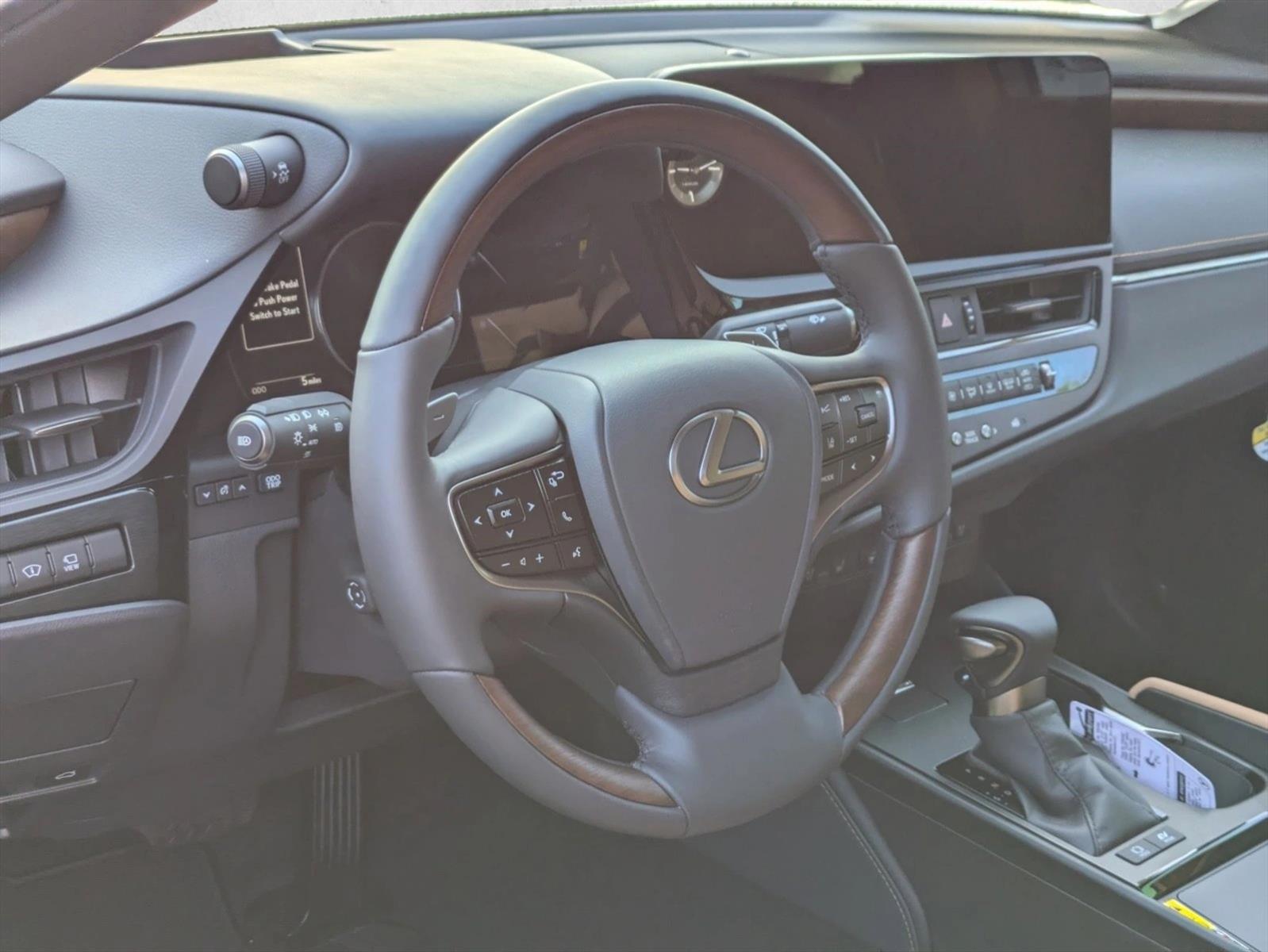 2025 Lexus ES 300h Ultra Luxury photo 3