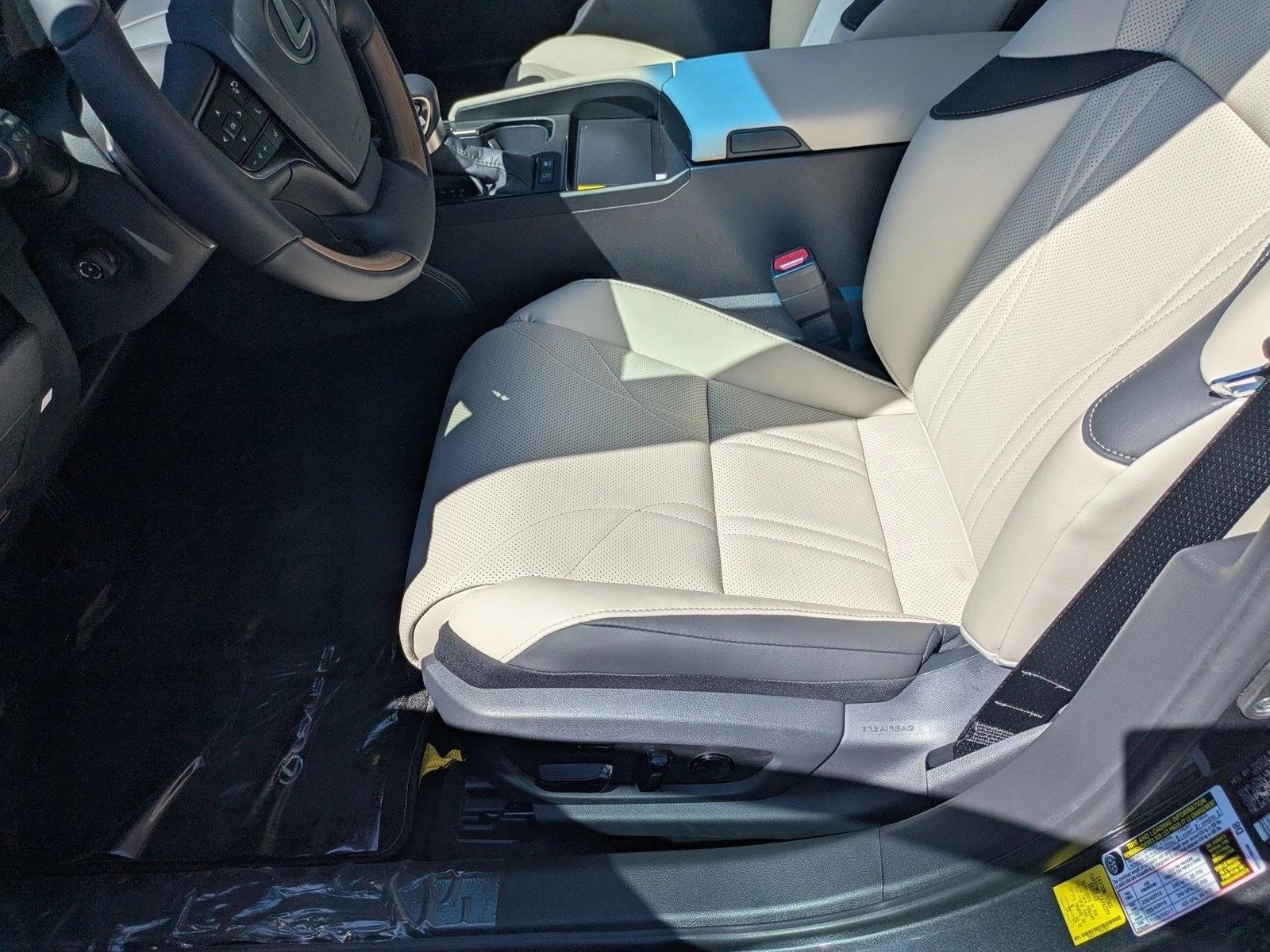 2025 Lexus ES 300h Luxury photo 4