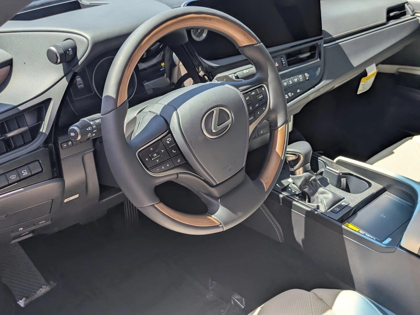 2025 Lexus ES 300h Luxury photo 3