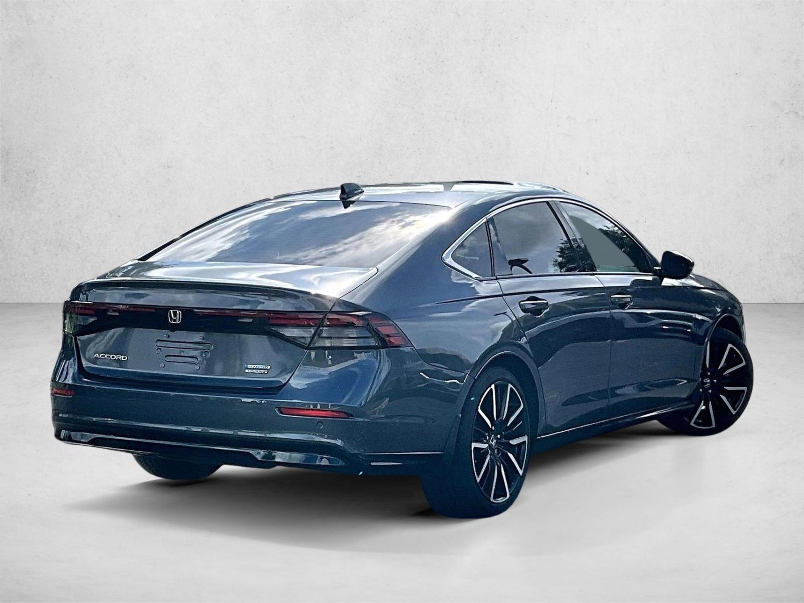 Used 2024  Honda Touring image 2