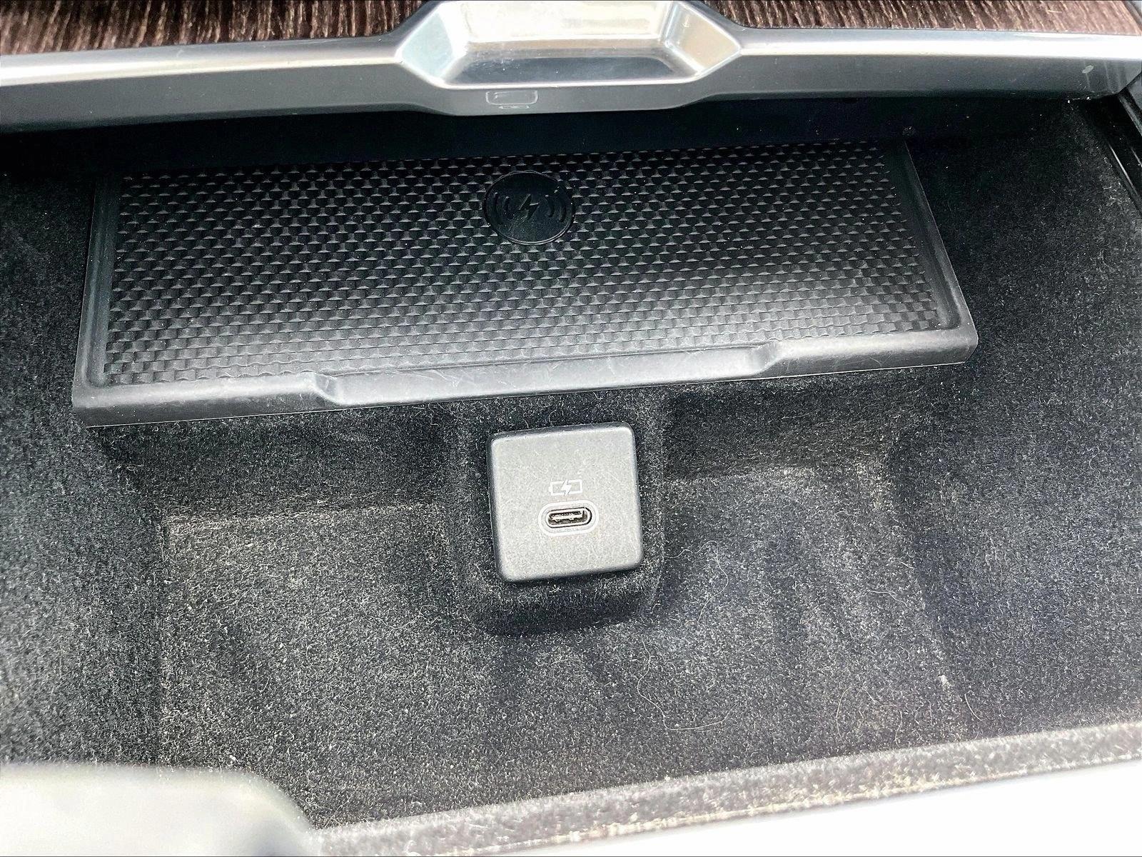Used 2023 Gray Land Rover SE image 26