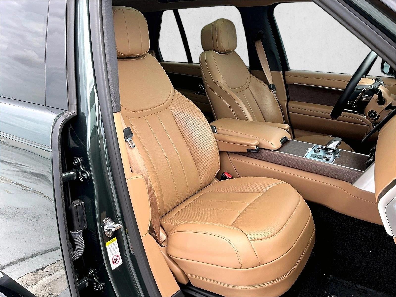 Used 2023 Gray Land Rover SE image 9