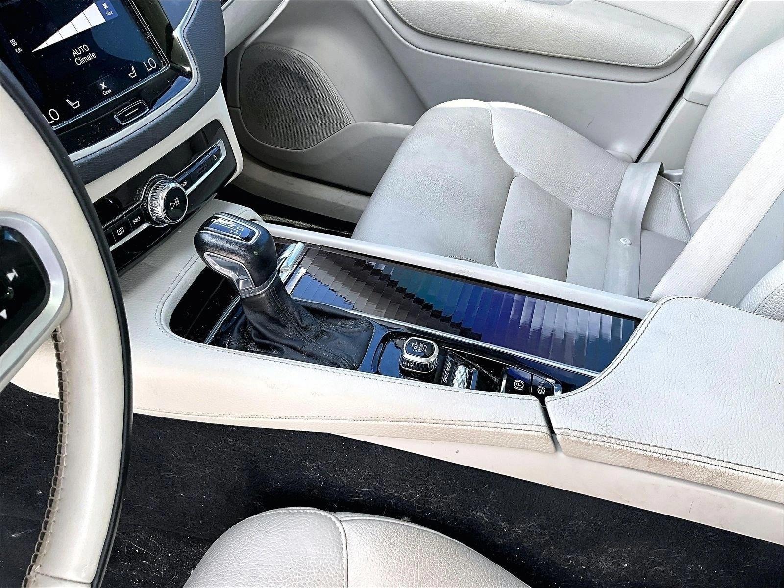 Used 2019 Onyx Black Metallic Volvo Momentum image 15