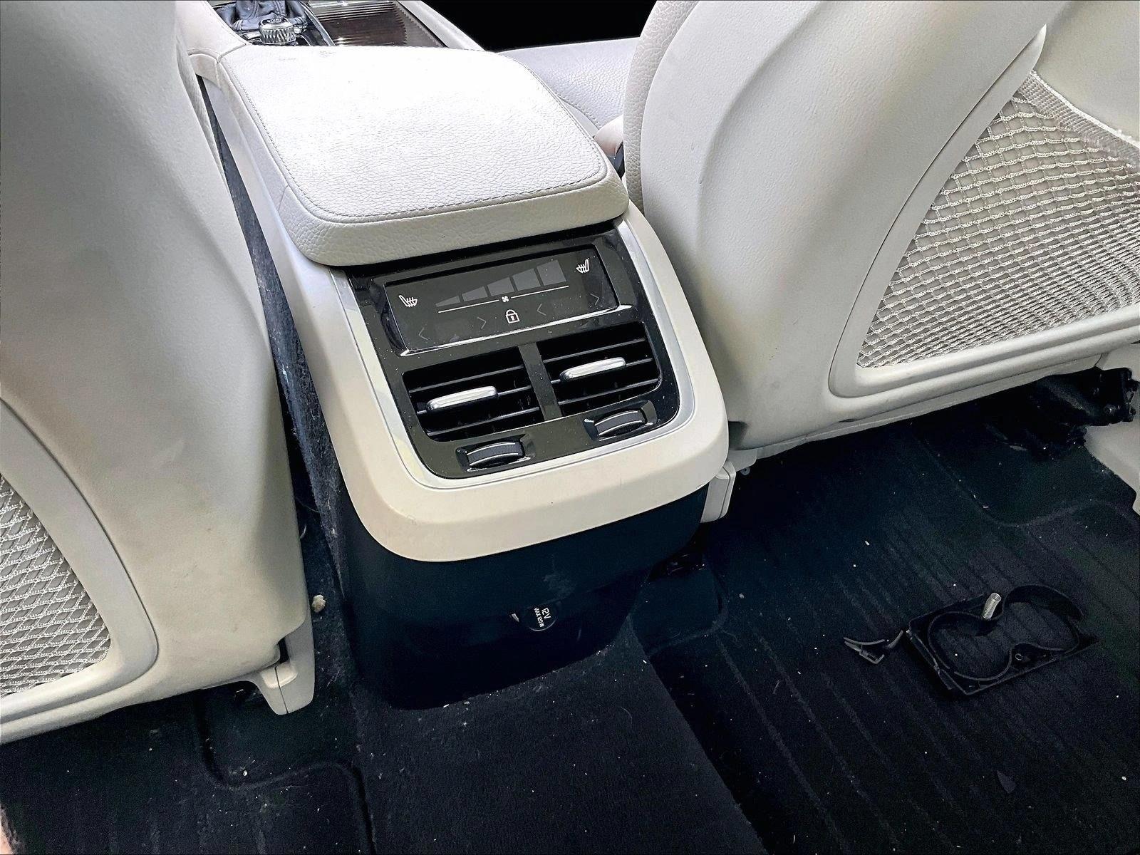 Used 2019 Onyx Black Metallic Volvo Momentum image 25