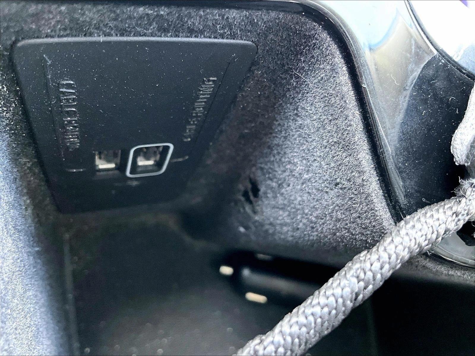 Used 2019 Onyx Black Metallic Volvo Momentum image 26