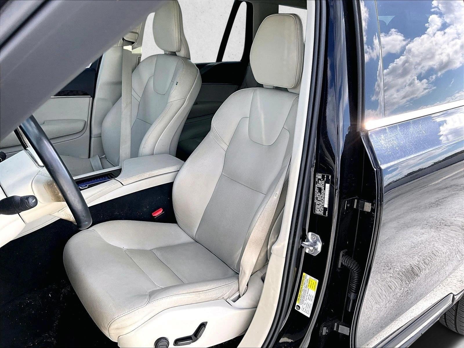 Used 2019 Onyx Black Metallic Volvo Momentum image 27