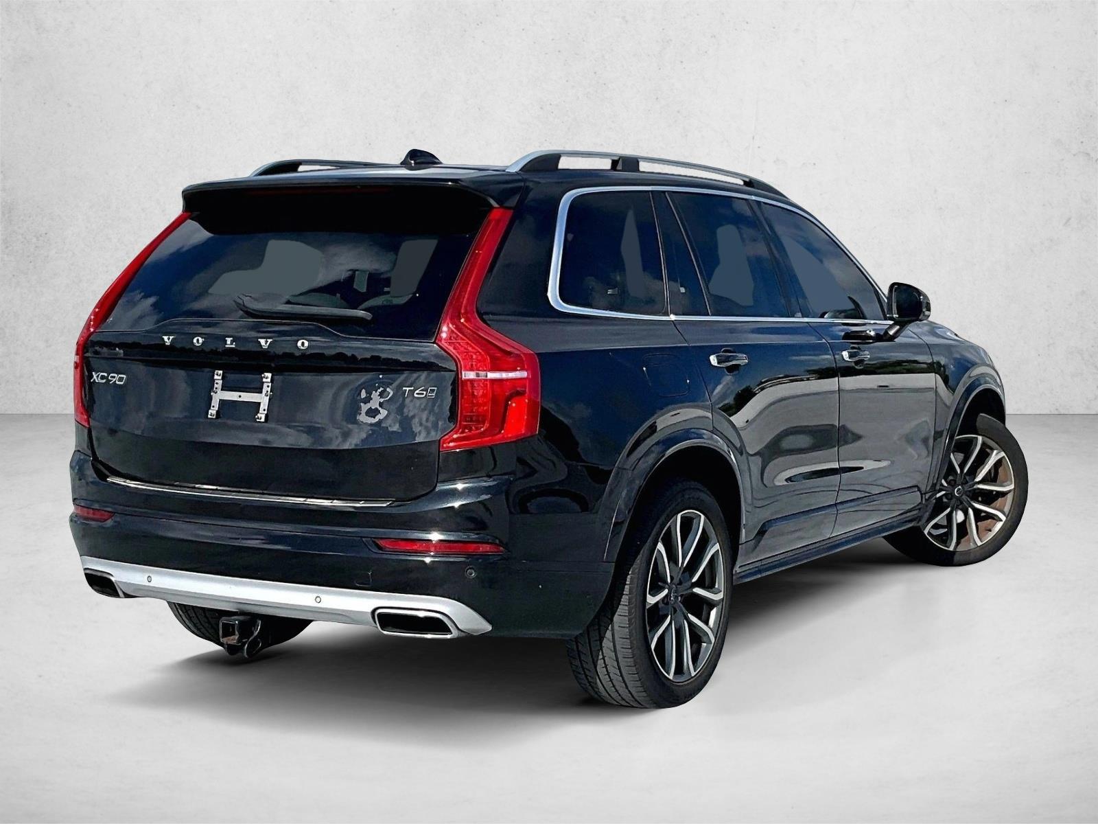 Used 2019 Onyx Black Metallic Volvo Momentum image 2